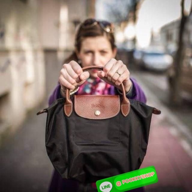 LONGCHAMP LE PLIAGE ORIGINAL S HANDBAG Crossbody Bag กระเป๋าสะพายไหล่ รุ่น Original มีเอกลักษณ์อันโดดเด่นของรุ่นไอคอนนิคของ Longchamp อย่าง Le Pliage (เลอ ปลิยาจ) โดย Longchamp ได้รับแรงบันดาลใจจากศิลปะการพับกระดาษแบบ Origami (โอริกามิ) ในการสรรค์สร้างกระ