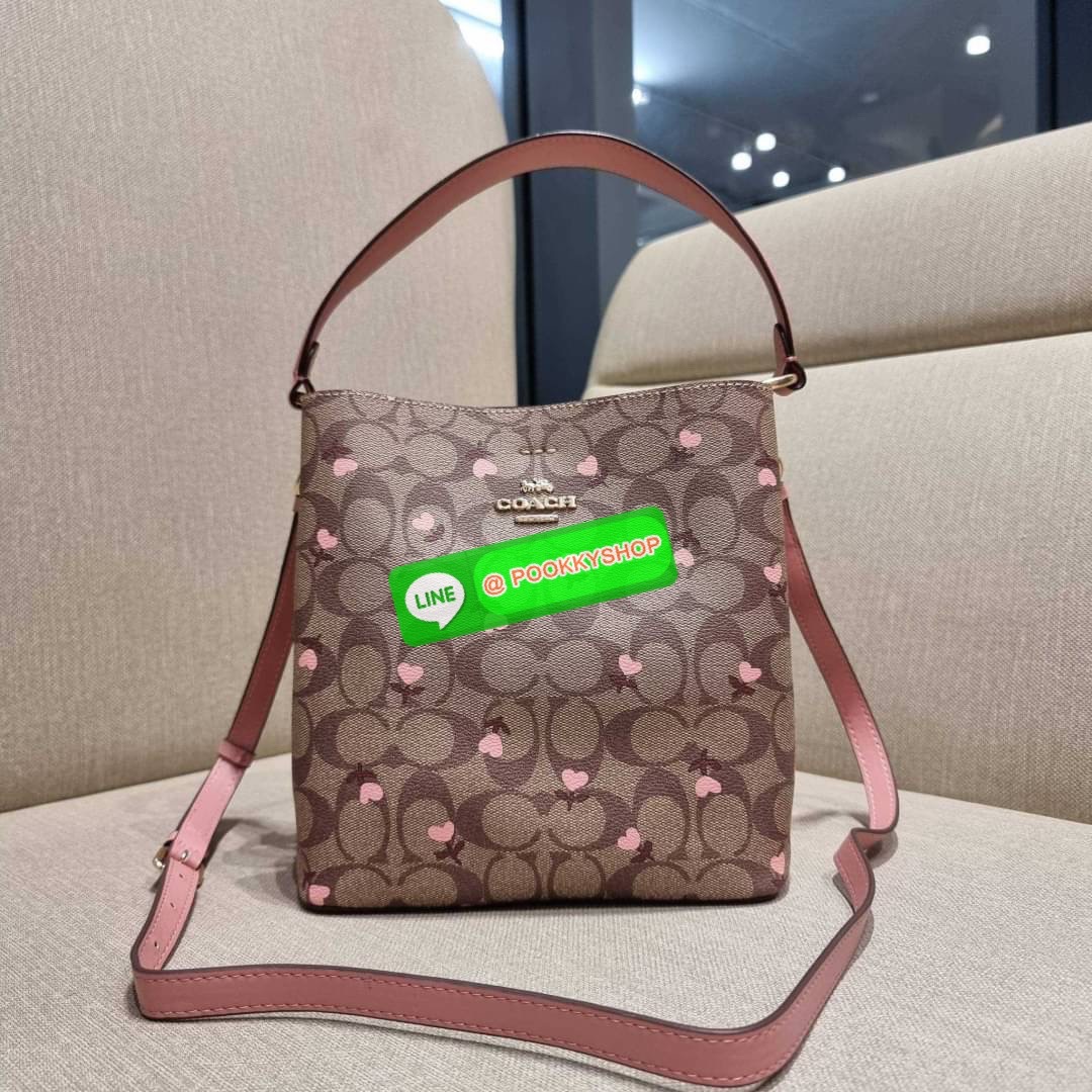 COACH C3238 SMALL TOWN BUCKET BAG IN SIGNATURE CANVAS WITH HEART FLORAL PRINT กระเป๋าบัคเก็ตน่ารักสดใส ลายพริ้นท์หัวใจเต็มใบ ดีไซน์ตัดกับสีกากีได้อย่างลงตัว วัสดุหนังแคนวาสเคลือบลาย ปากกระเป๋าเปิด-ปิดด้วยกระดุมแม่เหล็ก 2ฝั่ง มีหูจับในตัวและสายสะพายข้างมาใ