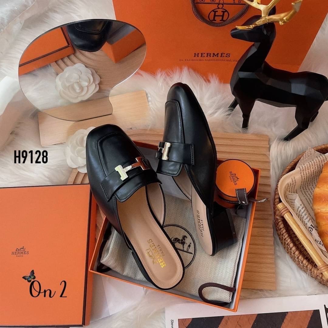 HERMES รองเท้าทรง slipper หน้าH สีเงินสวยหรู ทรงสวยอัพลุคให้ดูแพง ดูดี เสริมส้นเล็กน้อยสูง4cm.หนังนิ่มใส่สบายไม่กัดไม่บีบเท้าค่ะ