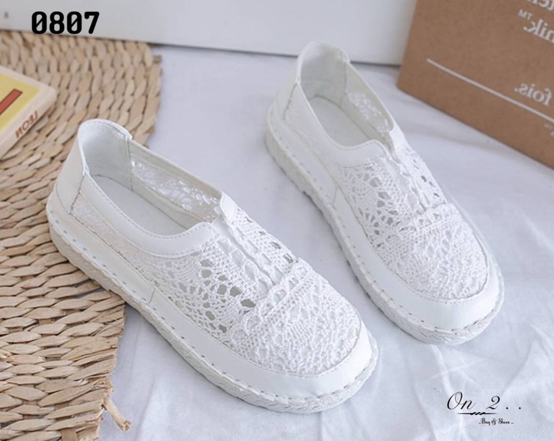 สวยแค่ไหนถามใจดู รองเท้าผ้าใบลูกไม้งานจริงสวยมากก ใส่ง่ายด้านหน้าเป็นยางยืด พื้นเสริมกันลื่นใส่เข้ากับชุดง่ายได้ทุกชุด มา2สี