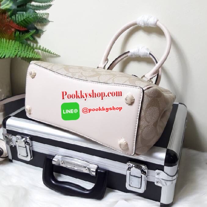 COACH F67027 MINI SURREY CARRYALL IN SIGNATURE CANVAS (COACH F67027) รุ่น 9 นิ้ว Coach ทรง prada รุ่นนี้มี 2 ซิป และช่องใส่ของด้านในเยอะมากๆ เกินคุ้มเลยทีเดียว พลาดไม่ได้แล้วววว ✔หูจับยาว4นิ้ว ✔สายสะพายยาว23นิ้ว