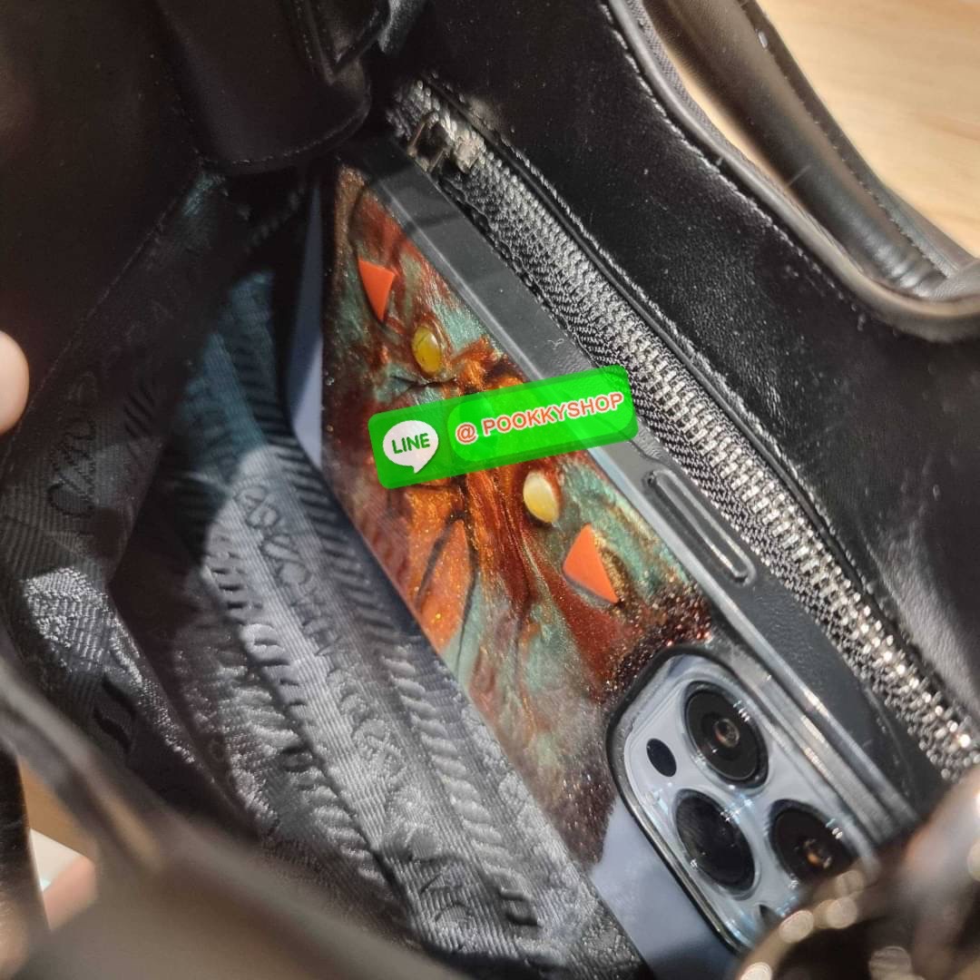 PRADA RE-NYLON AND LEATHER MOON PADDED BAG ใหม่ล่าสุด กับคอลที่ใครๆเห็นก็ต้องรัก ขนาดกำลังน่ารัก ดีไซน์สวยดุ และยังดูแพงได้อีก ด้วยวัสดุที่มีคุณภาพอย่างไนล่อนตัดสลับด้วยหนัง nappa หูสะพายมีสายรัดได้ ภายในโล่ง มีช่องซิป มาพร้อมสายสะพาย ปรับได้ตามต้องการ อี