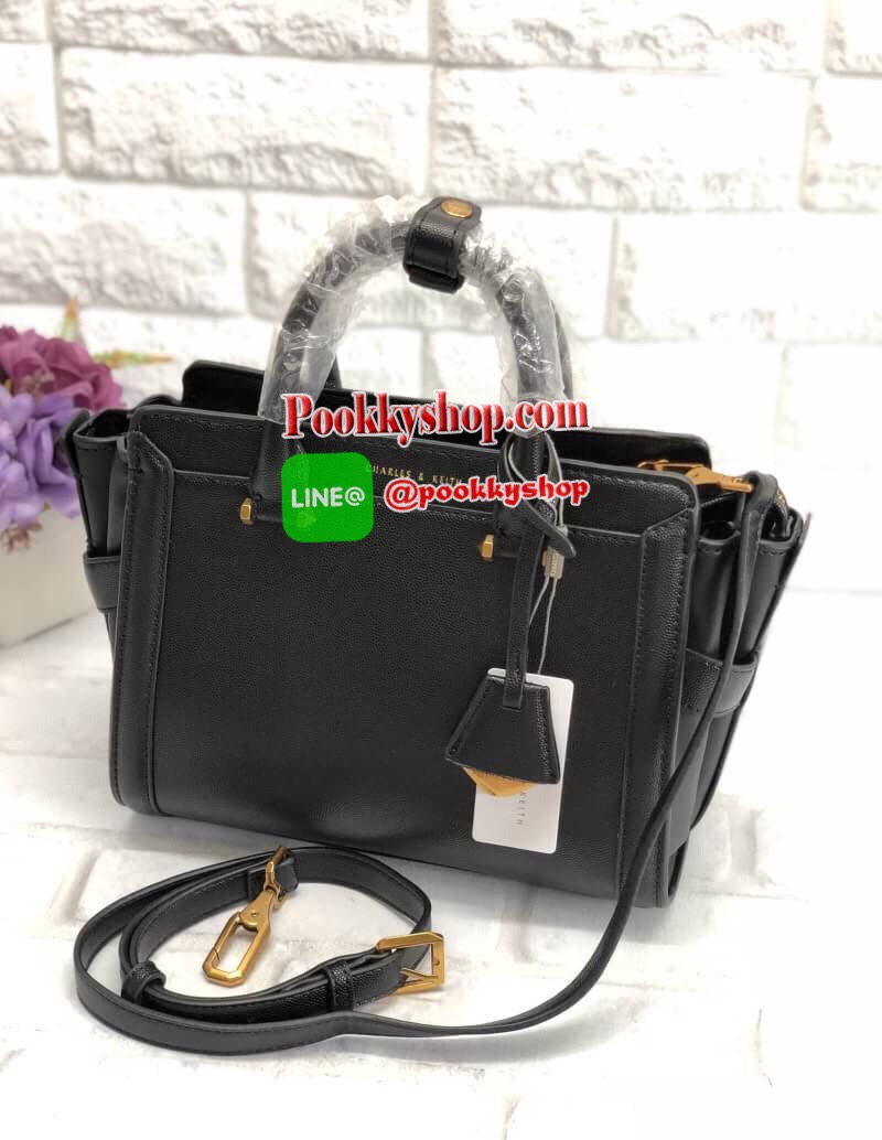 ลายหนังคาเวียร์ อะไหล่ทองคลาสสิค ปี 2018 ✔️พร้อมเฉดสีใหม่ปี 2018 New arrival !!! CHARLES & KEITH BAG Best Seller!!! พร้อมส่งค่ะ....กระเป๋าถือและสะพายข้าง ทรงสวยเก๋ หนังคาร์เวียตัดขอบหนังเรียบด้านข้างได้อย่างสวยงามค่ะ ด้านหน้าห้อยพวงแบรนด์หรูมาให้ เ