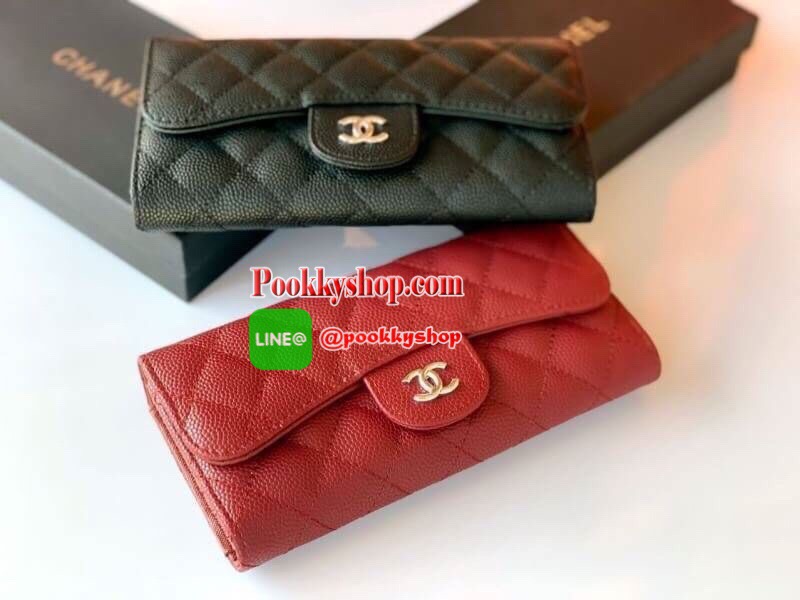 มาพร้อม ถุงผ้า กล่อง และ ถุงกระดาษ Chanel หนังคาเวียร์ สวยอยู่ทรงด้านหน้าประดับโลโก้แบรนด์สวยน่าใช้ เป็นกระเป๋าทรงยาวสามพับ ดูดีมีระดับใช้ได้ทุกโอกาส มีช่องใส่เยอะใธนบัตร2ช่องใส่บัตร12ช่อง และช่องซิปในอีก 1 ช่อง ปิดด้วยกระดุมแม่เหล็ก