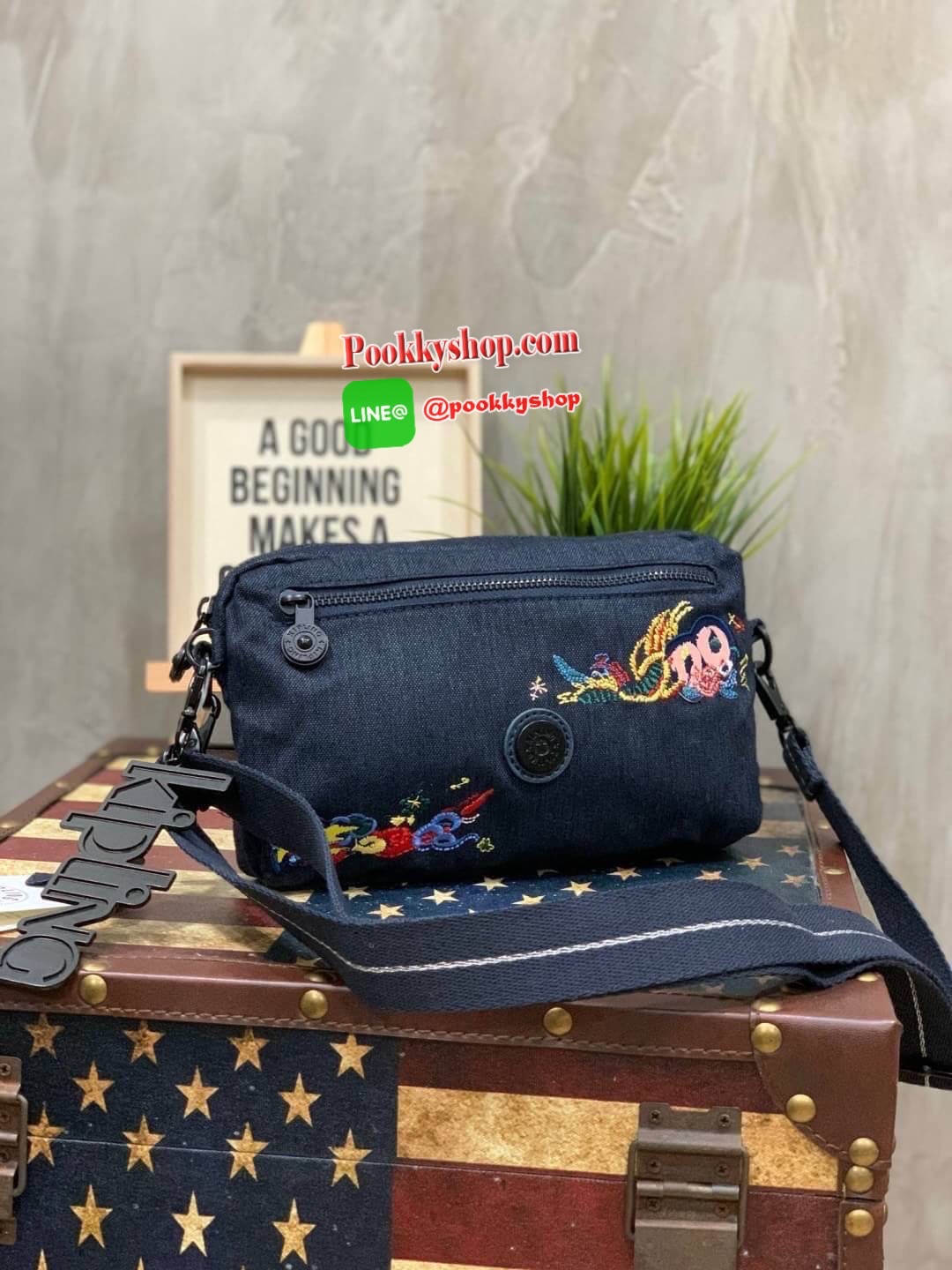 KIPLING HALIMA CROSSBODY AND BELT BAGS ใหม่ล่าสุดกับคอลเลคชั่น Angel Chen นักดีไซน์เนอร์ชื่อดัง รุ่นนี้เป็นได้หลากหลายสไตล์ ไม่ว่าจะเป็นสะพายข้าง สะพายไหล่ หรือจะเป็นแบบคาดอกหรือคาดเอว ให้คุณได้เลือกสวมใส่ได้ตามสไตล์ของคุณ ด้านหน้าและด้านหลังเป็นงานปักที่