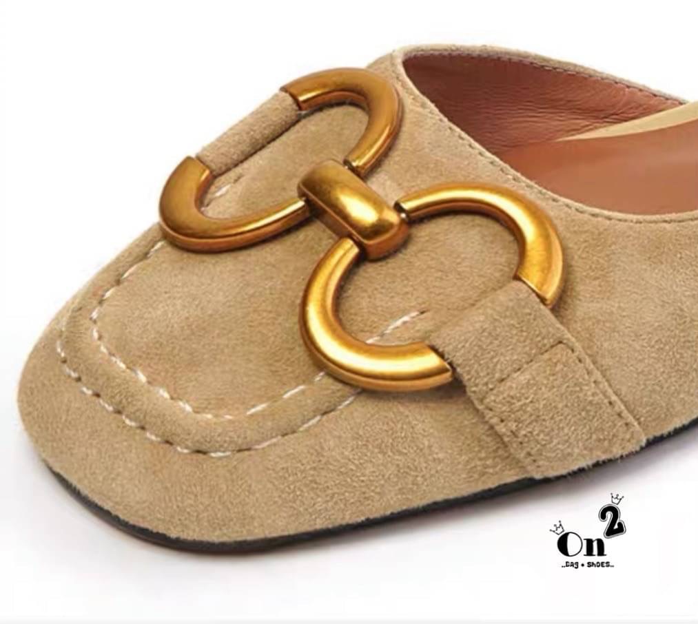 พร้อมส่งรองเท้าหัวคัชชูเปิดหลังรัดข้อเท้า หน้าแต่งอะไหล่ทองเหลือง สไตล์แบรนด์ส้นเป็นอะไหล่ทองสวยหรู สายรับปรับได้ คู่นี้ใส่แมทกับชุดได้ง่ายทั้งกางเกงและกระโปรงได้หมดทรงสวย