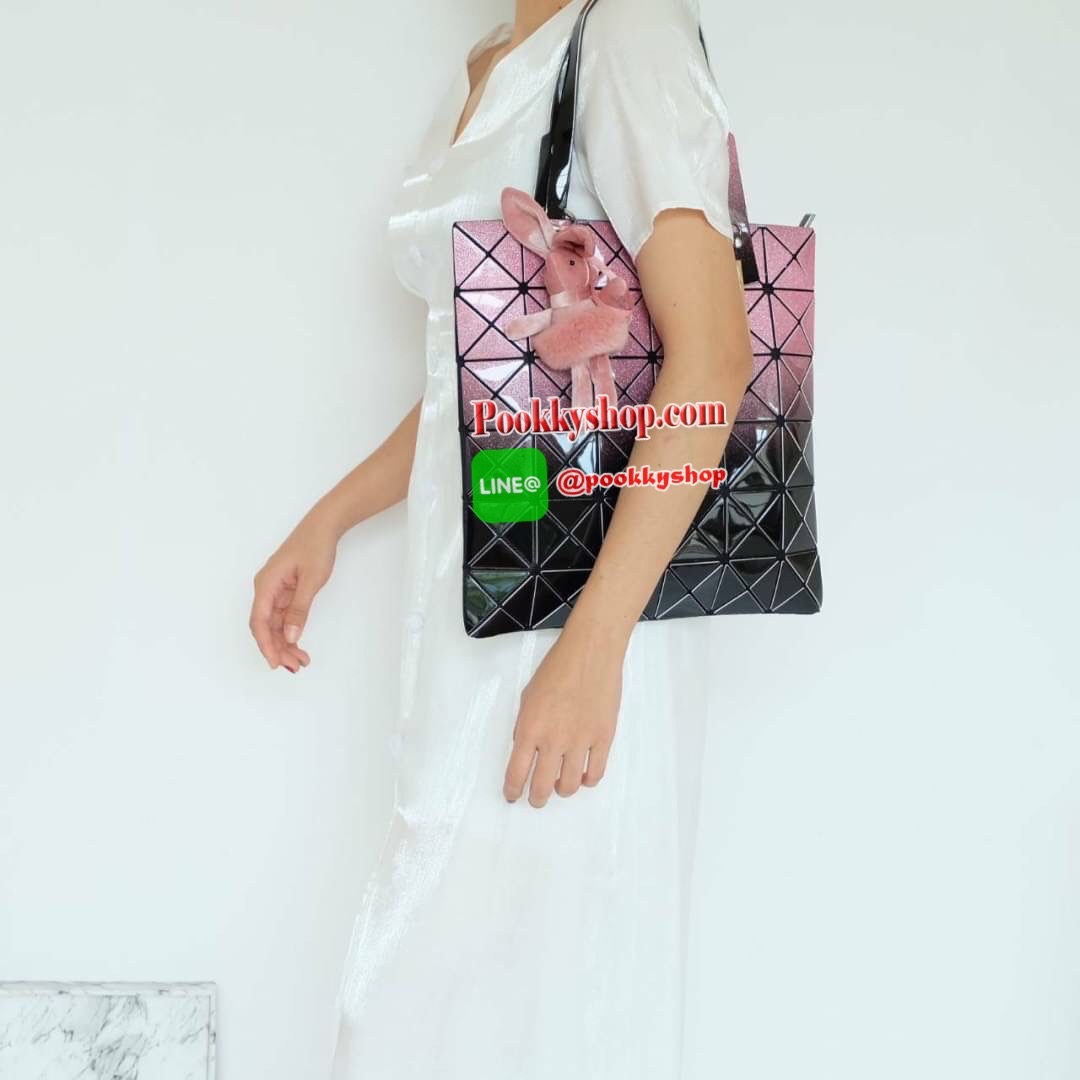 สีใหม่ ห้ามพลาดเลยค่า ทรงสุดฮิตจากแบรนด์ David Jones รุ่น Candy color ใบนี้ มาพร้อมกับน้องกระต่าย สีเข้า set กับกระเป๋าคะ กระเป๋า ทรง Tote ตัวกระเป๋าเย็บติด ด้วยแผ่นอคิลิค ตัดขอบลายวิ้งๆ สุดหรู ดีไซน์เกร๋ จุดเด่นที่ น้ำหนักเบา สามารถ ถือ หรือ สะพายไหล่ได้