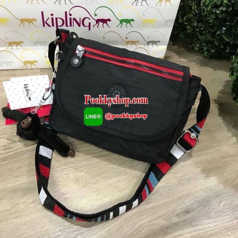 พร้อมส่ง NEW ARRIVAL! KIPLING SABIAN CROSSBODY BAG กระเป๋าสะพายรุ่นชนช็อปวัสดุ Nylon&Polyester 100% ขนาดกำลังน่ารัก เปิดปิดด้วยฝาปิดกระดุมแม่เหล็กและซิปแบรนด์ ด้านหน้ามี1ช่องซิป พร้อมพวงกุญเเจลิงน้อย ภายในมีโลโก้ ช่องซิปและสายคล้องพวงกุญแจ มีสายสะพายยาวหล