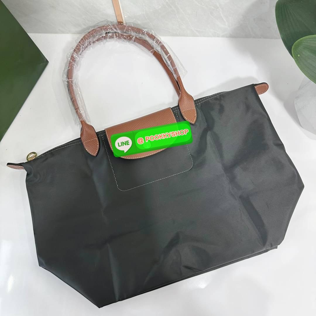 LONHGCHAMP LE PLIAGE ORIGINAL L TOTE BAG 🔖กระเป๋าสะพายไหล่ Le pliage ใบใหญ่ เรียบง่ายจุของได้เยอะ สามารถเก็บเอกสารหรือแล็ปท็อปได้คะ 🔖วัสดุ:ไนลอนเคลือบ 🔖เปิด-ปิดด้วยซิป ภายในกว้าง มีช่องลับแยกคะ 🔖สามารถพับเก็บได้พกพาสะดวกคะ