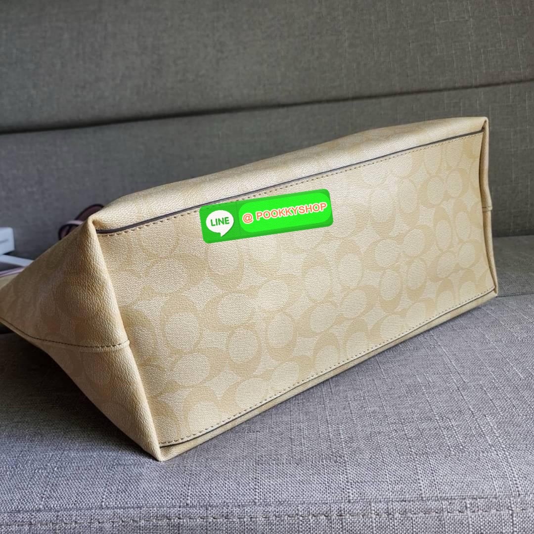 COACH CITY ZIP TOTE IN SIGNATURE COATED CANVAS (COACH F36876) กระเป๋าสะพายทรงช้อปปิ้ง ทรงสวย ทรงยอดนิยมใบใหญ่ยุของได้เยอะ หนังcanvas ลาย C Signature สายหนังแท้ สะพายขึ้นไหล่ได้สวย ใบใหญ่ ใช้งานง่าย มีซิปปิดด้านบน มีผ้าบุด้านใน มีช่องซิป