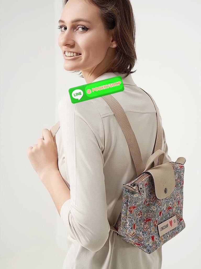 New Arrival Longchamp X Eu Backpack กระเป๋าเป้สะพายหลังลายดอกๆไม้ วัสดุผ้าฝ้าย อะไหล่สีดำ กระเป๋าเป้แบบลำลองสำหรับสตรีซึ่งนำรูปทรงอันเป็นเอกลักษณ์ของ Le Pliage มาปรับใช้กับทุกสถานการณ์ อุปกรณ์เสริมที่ใช้งานได้จริงนี้มีสายรัดปรับระดับได้และที่จับช่วยให้ สะ