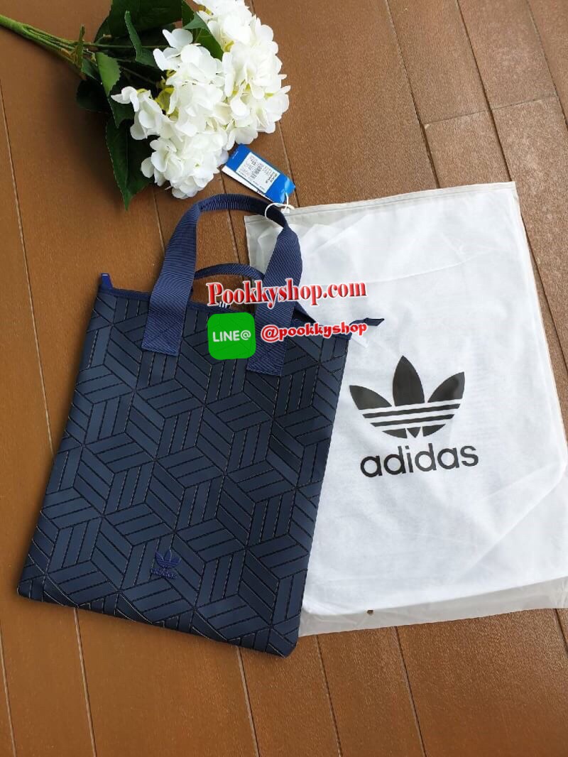 พร้อมส่ง Adidas Original Shopper 3D Tote Bag Trefoil Handbag Classic Sports คอลเลคชั่นสไตล์ Issey Miyake กระเป๋าสะพายข้าง ทรงสวยคลาสสิค แนว Sport สุดฮิต จากแบรนด์ADIDAS วัสดุด้านหน้าเนื้อ matte หนังนิ่ม มีน้ำหนักเบา ด้านหน้ามีแบรนด์ เปิดปิดด้วยซิป ภายในกว