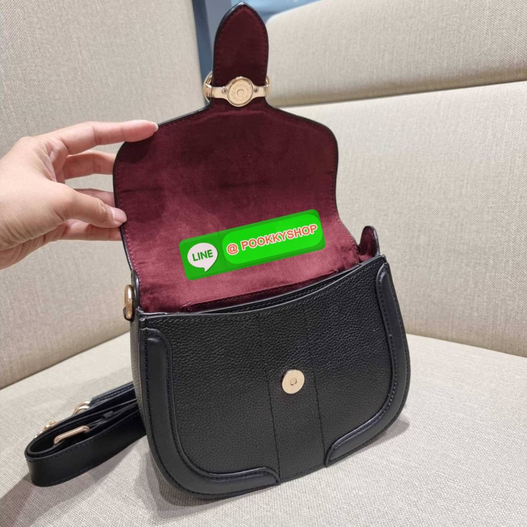 COACH C3593 GEORGIE SADDLE BAG IN COLORBLOCK SIGNATURE CANVAS WITH RIVETS ยกระดับความหรูให้กับตัวเองกันหน่อย ด้วยกระเป๋ารุ่นนี้!! ครอสบอดี้ที่ดีไซน์หรู อัพเลเวล ในราคาที่จับต้องได้ วัสดุหนังแคนวาสเคลือบสลับหนังเรียบ พิเศษไปอีกตกแต่งขอบด้วยหมุด เพิ่มดีเทลก