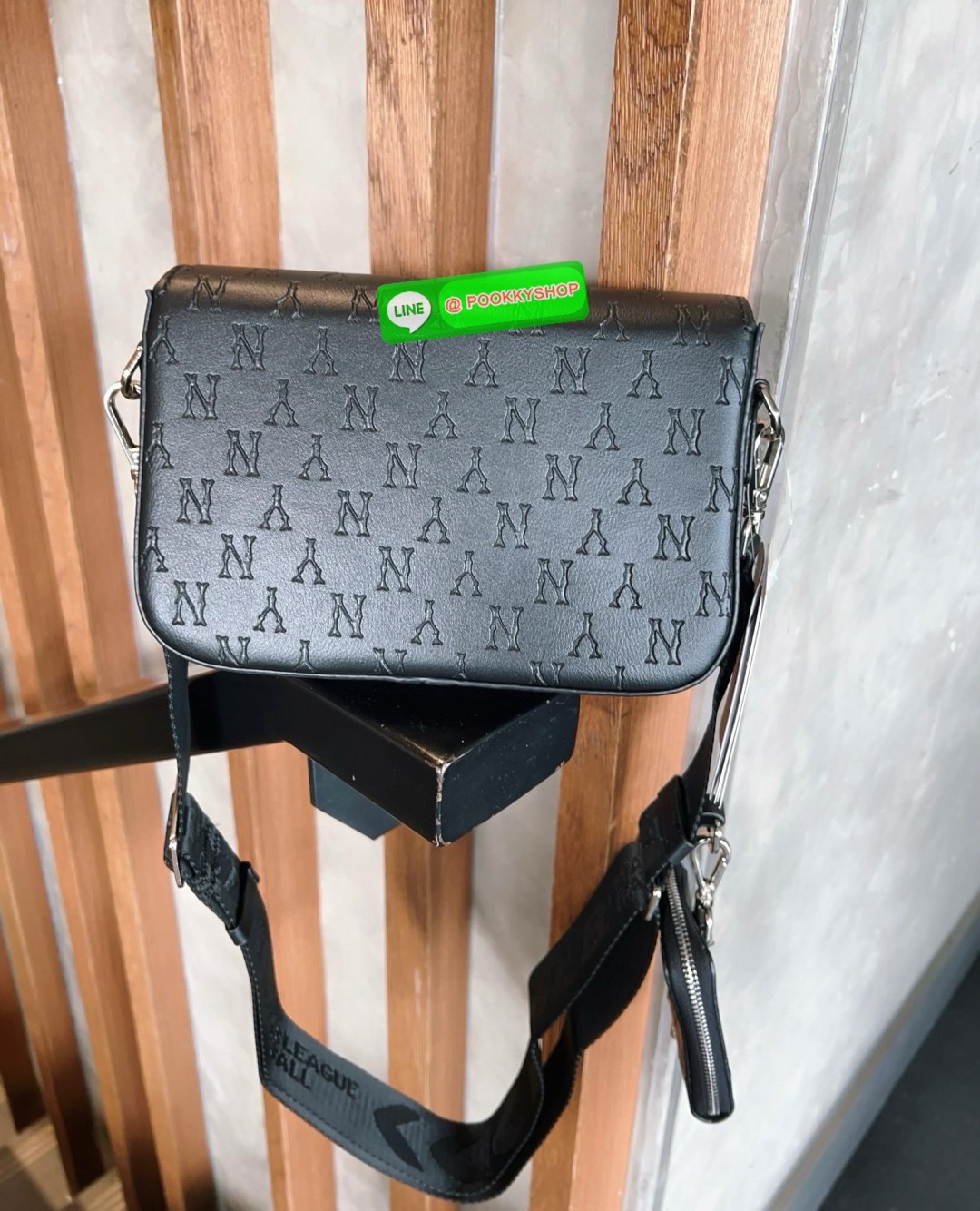 NEW IN! ใบจริงน้องสวยมากๆ คุ้มแก่การมีติดตัว! MLB MONOGRAM EMBO CROSS BAG 💌พร้อมส่ง! ใครมีแล้วหรือจะมีเพิ่มหรือซื้อเป็นของขวัญให้เพื่อนๆรุ่นนี้ไม่ทำให้ผิดหวังค่ะ หนังแท้อย่างดี ปั้มลายแบรนด์ทั้งใบ