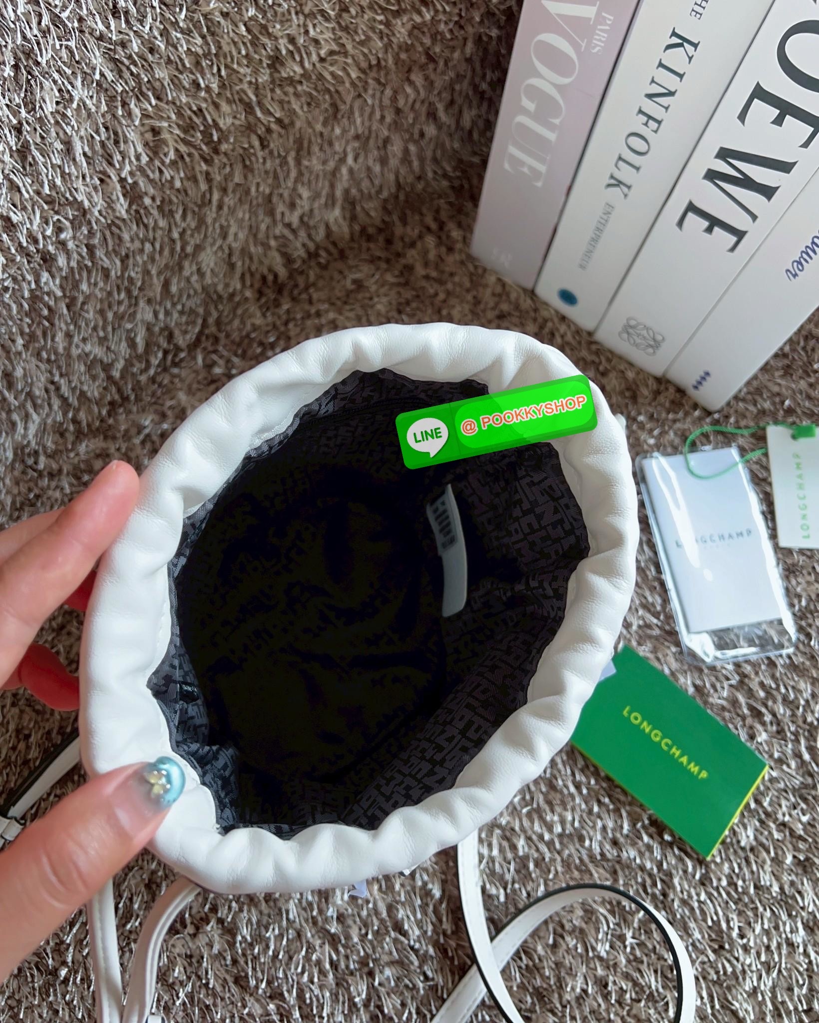 NEW ARRIVAL! LONGCHAMP LE PLIAGE XTRA XS BUCKET BAG ต้องบอกก่อนว่ารุ่นนี้เป็นรุ่นที่ใช้ออกมาแล้วไม่มีคำว่าผิดหวัง ออกแบบมาสวยแบบตัวแม่เลยค่าา 🔖พร้อมส่งทันที! กับกระเป๋าทรงบัคเกต หนังแท้smooth leather อย่างดี ใบกลางเจ้าลำตัวแล้วสวยมากก