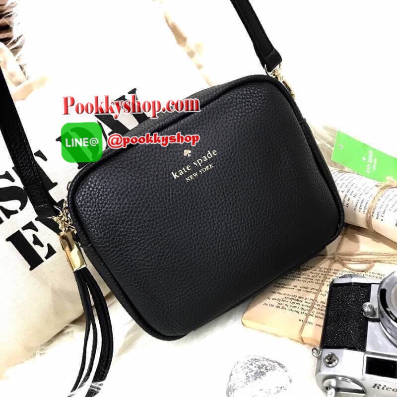 ReStock! รุ่นยอดนิยม Kate Spade NewYork Mini Leather Shoulder Bag กระเป๋าสะพายขนาดมินิหนังสวยหรูอยู่ทรงด้านหน้าประดับโลโก้สีทอง มาพร้อมหัวซิปพู่หนัง และสายสะพายยาวปรับระดับได้ ภายในมีโลโก้ ช่องซิปและช่องเล็ก ซับในสกรีนลายตามแบบฉบับของแบรนด์ ใส่กระเป๋าสตาง