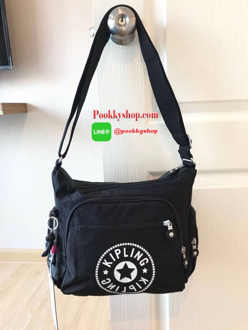 Kippling GABBIE S Crossbody Bag with Phone Compartment Bag รุ่นชนช้อป!! กระเป๋าสะพายทรงครอสบอดี้ แบบกระชับกับลำตัว วัสดุPolyamide100% มีช่องซิปใช้งานได้ทุกมุม ช่องใหญ่ภายในกว้าง ใส่มินิไอแพค กระเป๋าสตางค์ยาวและอื่นๆจุได้เยอะ สามารถสะพายได้ทั้งสายคู่และสาย