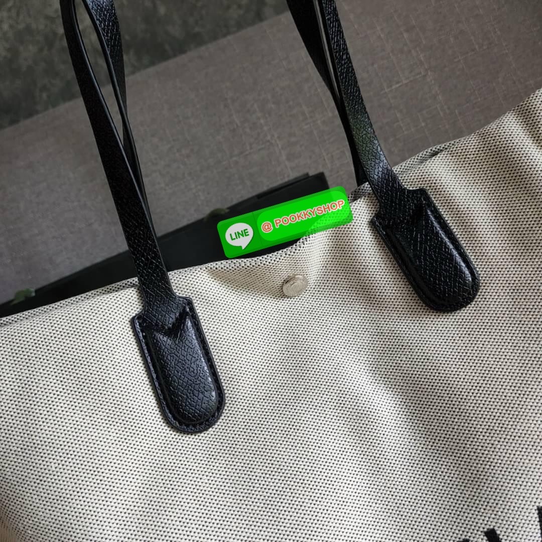 LONGCHAMP ESSENTIAL TOILE SHOULDER BAG L ECRU กระเป๋าสะพายไหล่ ใบใหญ่ สาวสายแบกไม่ควรพลาด ใส่เอกสาร แล็บท๊อป แฟ้มงานหรืออื่นๆใบเดียวจบคะ กระเป๋ามีความยืดหยุ่นและน้ำหนักเบา ปิดด้วยระบบสแน็ปอิน Longchamp ได้ปรับปรุงไลน์ผลิตภัณฑ์ ROSEAU อันเป็นสัญลักษณ์ใหม่ท