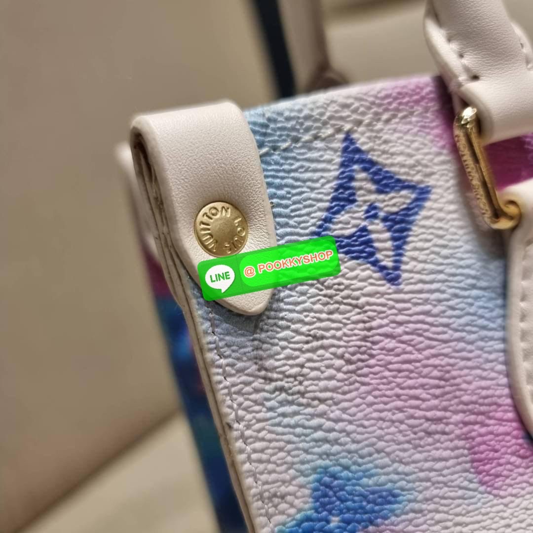 New in!! จากเคาน์เตอร์ dutyfree LV watercolor multi tote กระเป๋าทรงโท้ทคอลใหม่ ดีไซน์สดใส สบายตา ด้วยลวดลายเพ้นท์สีน้ำ ไม่ซ้ำใคร วัสดุหนังแคนวาส ทนทาน ที่มาพร้อมหูจับในตัว และสายสะพายข้าง ให้ปรับใช้ได้ทุกสไตล์ความชอบ ภายในโล่งกว้าง มีอะไหล่เกี่ยวที่ปากกระ