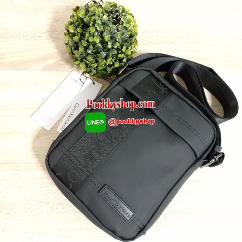 Calvin Klein Jeans กระเป๋าสะพายหนังเรียบด้าน หนังกันน้ำ สะพายได้สองแบบ crossbody และสามารถปรับเป็นสายคู่สะพายข้างได้ ขนาดกำลังดีไม่เล็กไม่ใหญ่จนเกินไป พกพาสะดวก ด้านหน้าประดับด้วยป้ายโลโก้แบรนด์ มีช่องซิป1ช่อง กระเป๋าเปิดปิดด้วยซิปบน หัวซิปโลโก้แบรนด์ ภาย