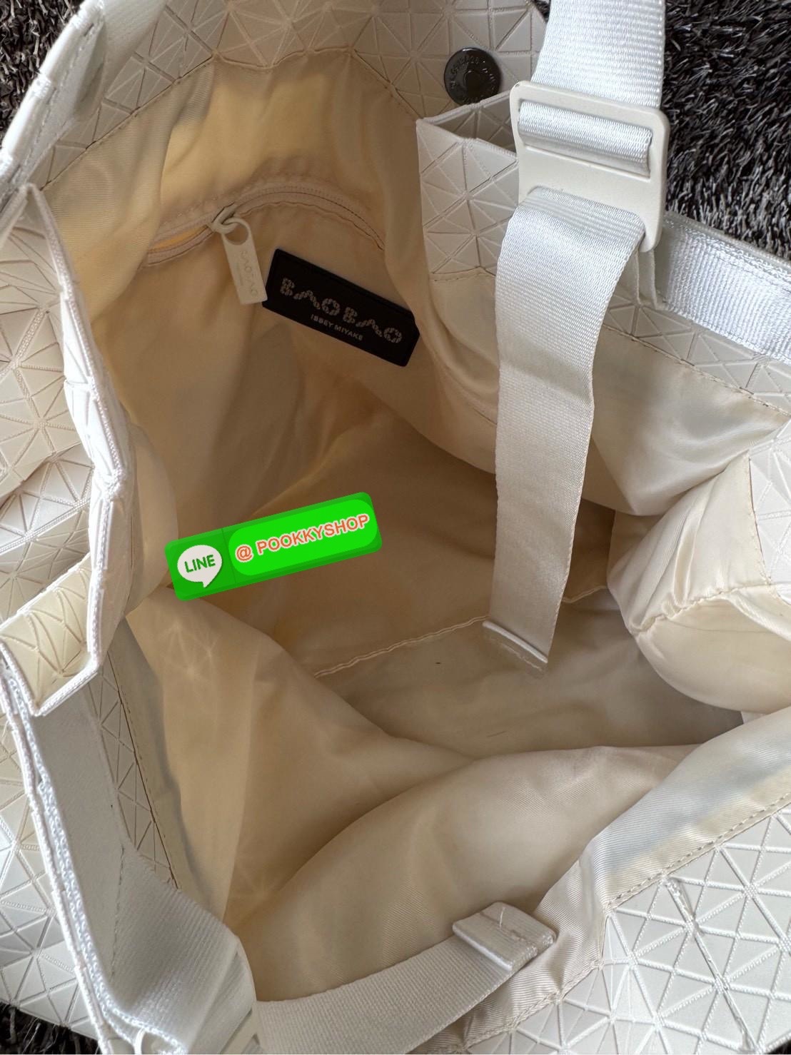 Baobao Issey Miyake Cart geometric L tote bag รูปทรงที่สร้างขึ้นโดยบังเอิญ' เสื้อผ้าที่มีโครงสร้างและได้รับการออกแบบทางวิศวกรรมอันเป็นเอกลักษณ์ของแบรนด์ ส่งต่อไปยังเครื่องประดับที่น่าประทับใจและไร้กาลเวลาเหล่านี้ กระเป๋าโท้ต Cart ประดิษฐ์ขึ้นจากการตั