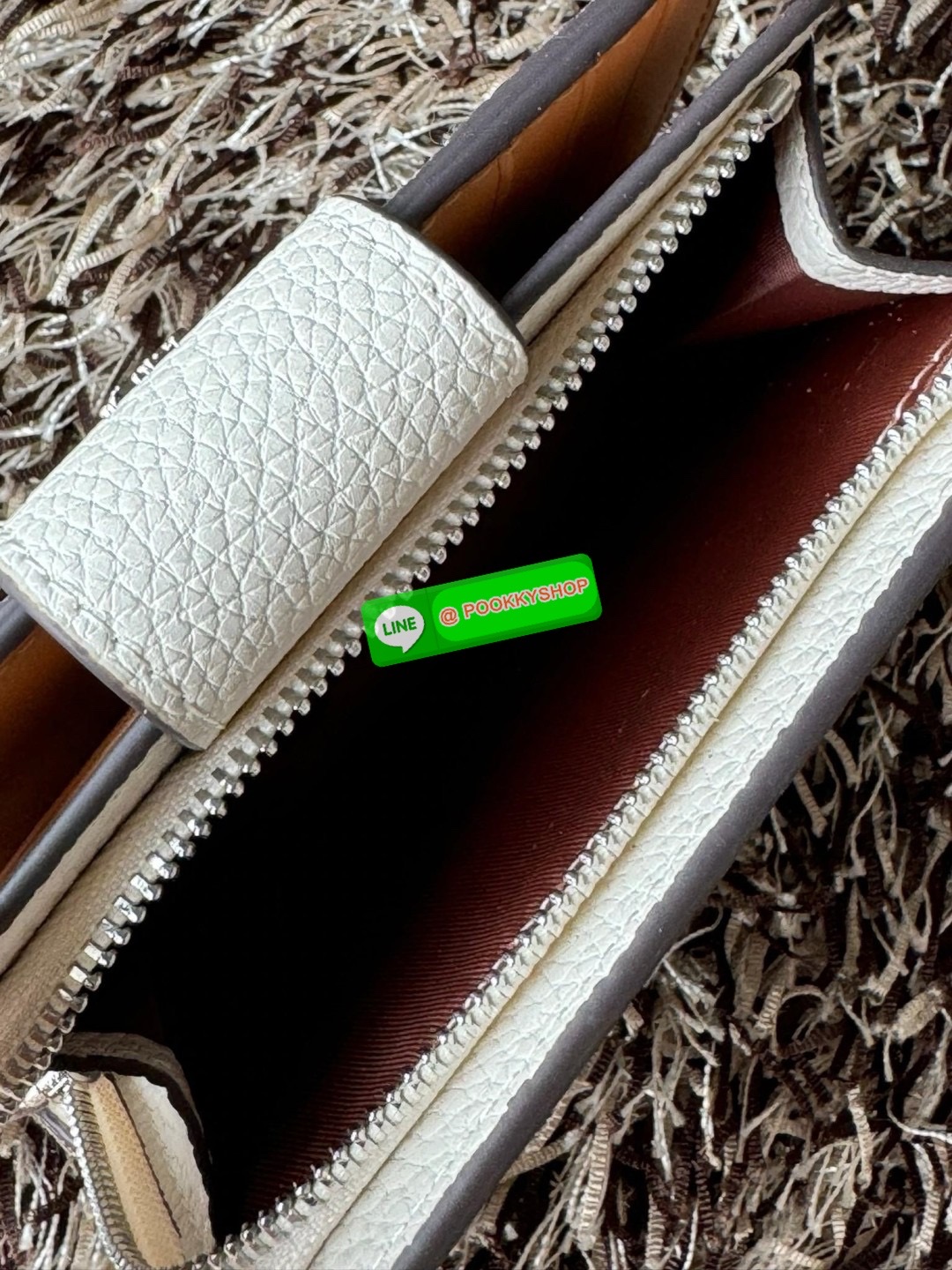 COACH MEDIUM CORNER ZIP WALLET IN SIGNATURE CANVAS กระเป๋าสตางค์ขนาดกลางที่ถือว่าเป็นไอเทม Must Have ของทุกเพศทุกวัยที่ต้องพกติดตัวไว้ตลอดเวลา เพราะนอกจากจะช่วยจัดเก็บเงิน บัตรประชาชน บัตรเครดิตและต่าง ๆ ให้เป็นระเบียบเรียบร้อยยังต้องคำนึงถึงประโยชน์ใช้สอ