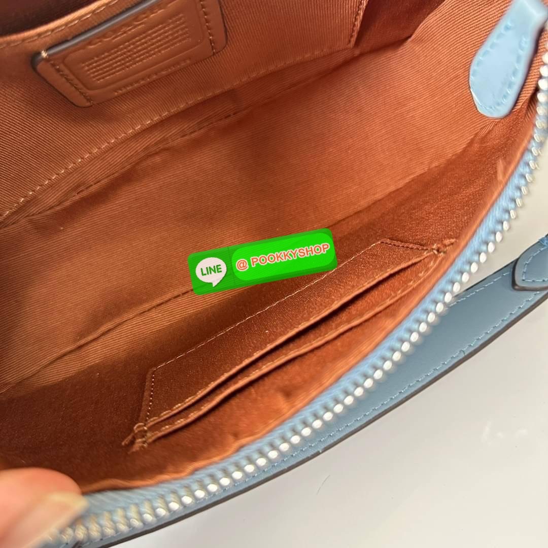 COACH TERI SHOULDER BAG IN SIGNATURE CHAMBRAY ( CH139) กระเป๋าทรงพอช ดีไซน์สุดหรูวัสดุผ้า jacquard ทอลายแบรนด์ ซับในผ้า มาพร้อมสายสะพาย 2 เส้นสามารถถอดได้ เปิด-ปิดด้วยซิป ด้านในช่องโล่งกว้างมีช่องใส่บัตรเครดิต 2 ช่อง ใส่โทรศัพท์มือถือได้ทุกรุ่น ใส่กระเป๋า