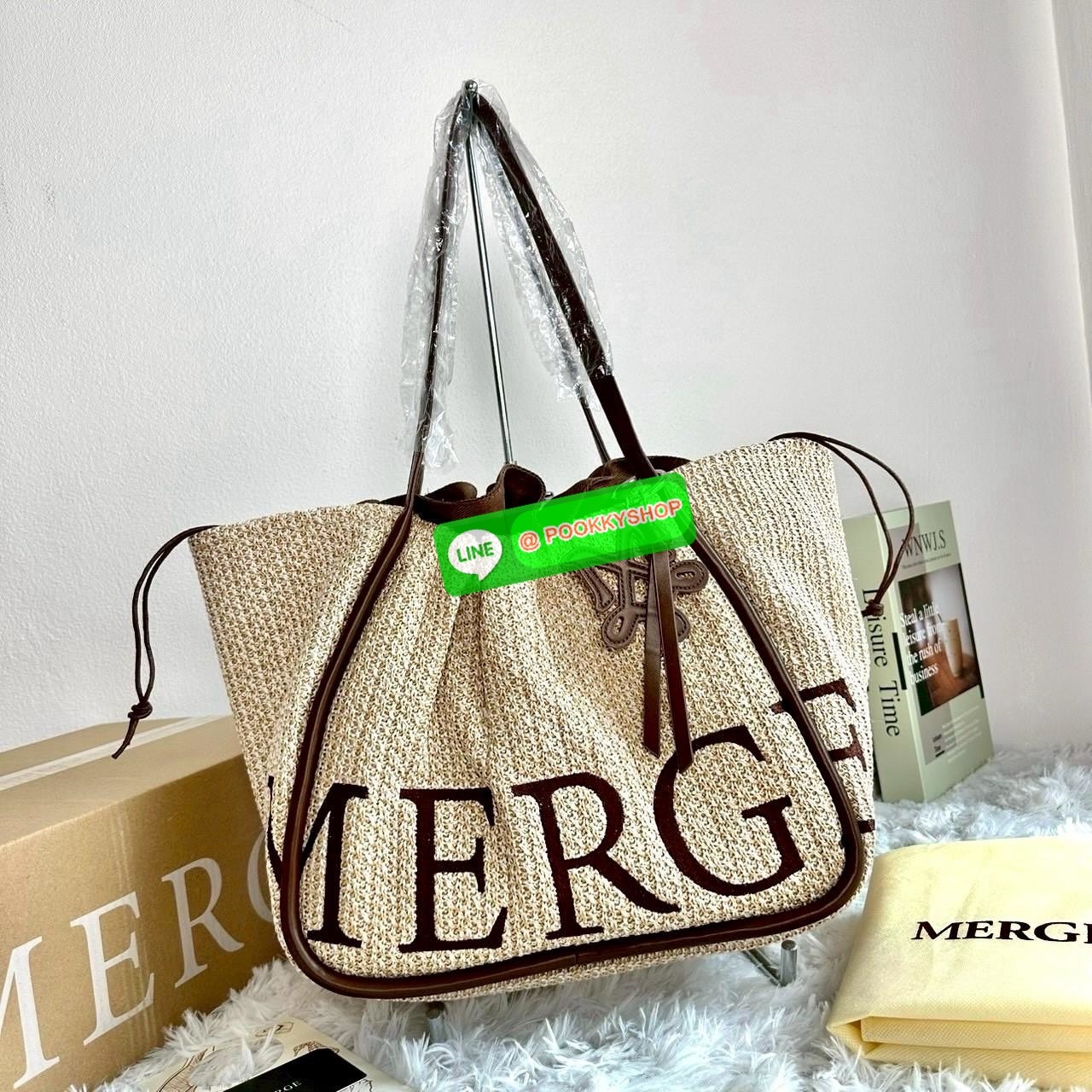 Merge A Day Bag SAND DUNE กระเป๋าทรงโท้ท พกไปทะเลก็ปัง ใช้ในเมืองก็สวยเกินต้านสานแน่น ทน แข็งแรง ไม่บอบบาง สามารถปรับได้สองรูปทรงด้านนายมีกระเป๋าหูรูดสามารถถอดออกได้ คุมโทนคาเฟ่-ทะเล สะพายถ่ายรูปมุมไหนก็เริ่ด ด้านในกว้าง จุเยอะ ใส่ของเที่ยววันหยุดสบาย ๆ