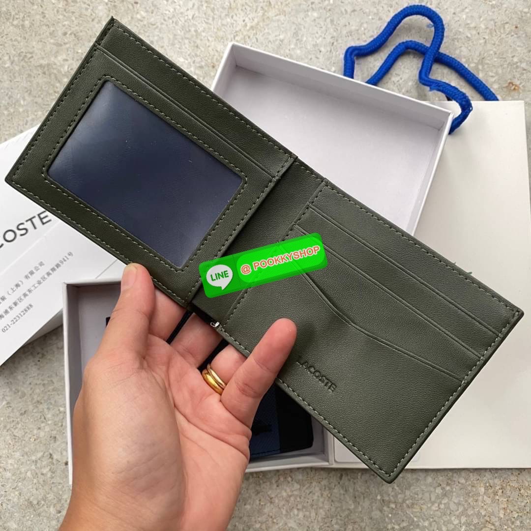 ลาคอส SHORT WALLET กระเป๋าสตางค์แบบพับ2ตอนสำหรับผู้ชาย มีช่องใส่บัตรและช่องใส่ธนบัตรแยกเป็นสัดส่วน กระเป๋าสตางค์หนัง PVC คุณภาพดีตามแบบฉบับของแบรนด์ มาพร้อมกล่อง ถุงกระดาษแบรนด์แบรนด์แข็งแรงสวยมากค่ะ ไม่ว่าจะใช้เองหรือเป็นของขวัญก็สุดคุ้มและน่าใช้ ห้ามพ
