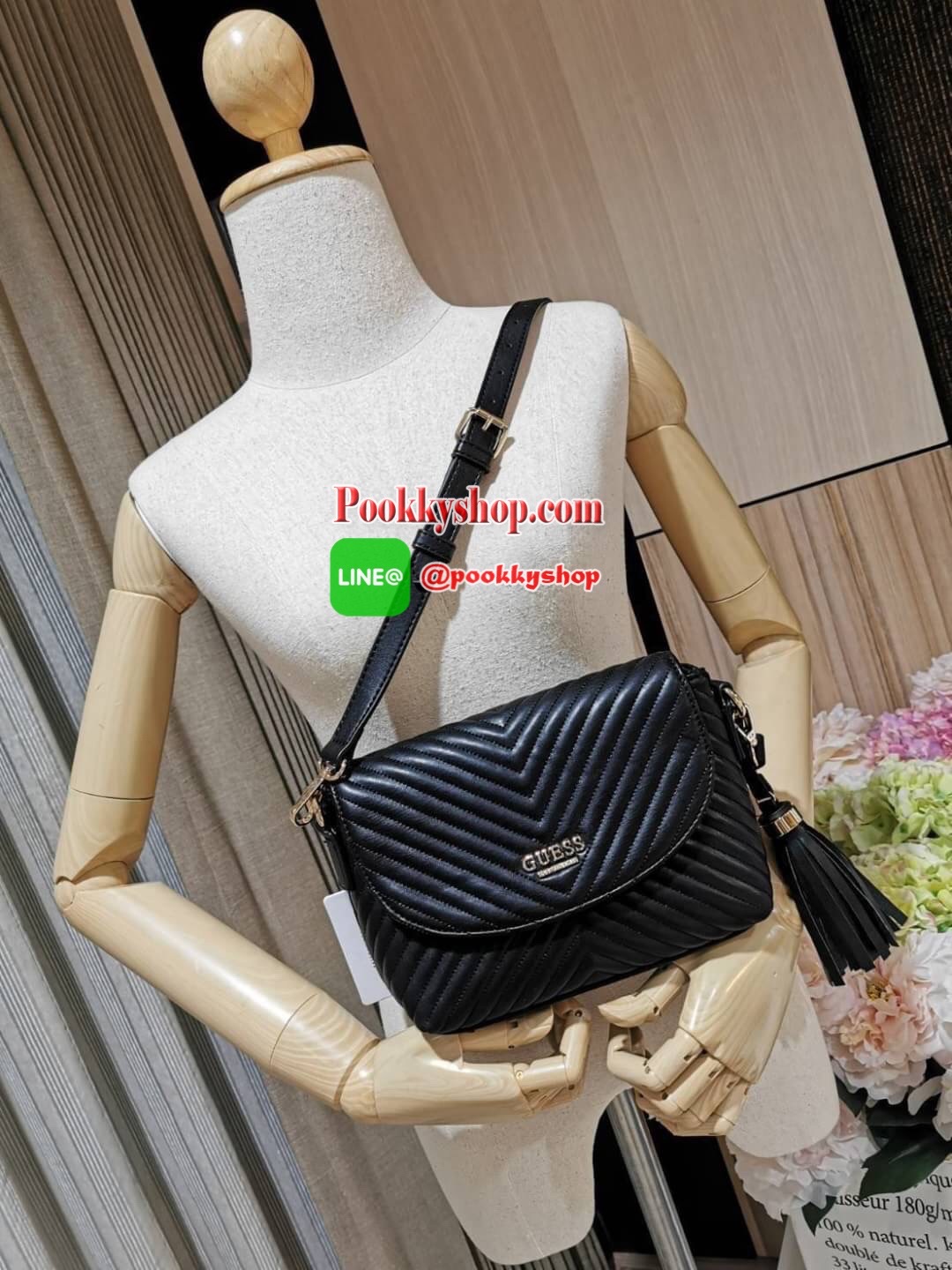 NEW! GUESS CROSSBODY BAG กระเป๋าสะพายรุ่นใหม่ล่าสุดดีไซน์คลาสสิควัสดุหนังนิ่มเดินเส้นลายตารางสวยอยู่ทรงด้านหน้าประดับโลโก้ GUESS เปิดปิดด้วยฝาปิดกระดุมแม่เหล็กประดับด้วยพู่หนัง ภายในมีโลโก้และช่องซิป กว้างและจุใส่กระเป๋าสตางค์ มือถือ ของจุกจิกได้เยอะ สายส