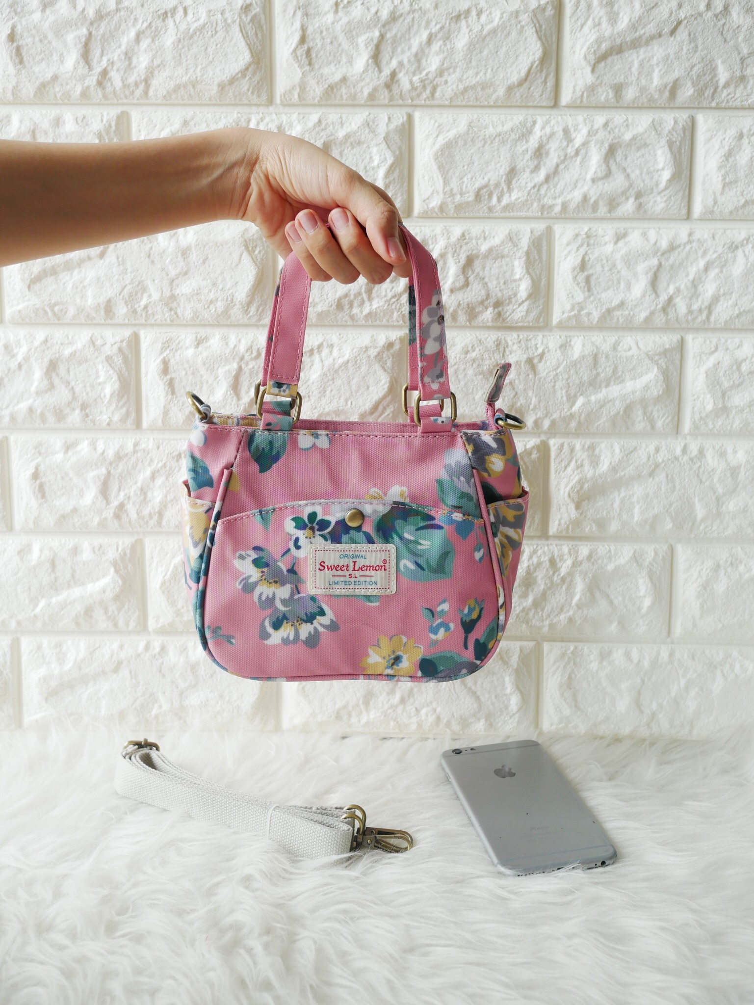 กลับมาทวงบังลังก์ความน่ารัก (cute) น้องเป๋าใบนี้ชื่อว่า (crown)SW 2660-1(crown) ขอมอบมงความคิ้วท์ให้ไปเลย ขนาดกำลังกะทัดรัด 16 x 18 x 9 ซม. (incoming call) ใส่มือถือได้ (wallet) ใส่กระเป๋าตังค์ได้ ใช้ออกงาน (romantic date) ใช้ออกเดท น้องน่ารักน่ารักจริงๆ