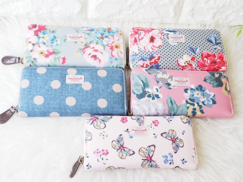 กระเป๋าสตางค์ใบยาว ลายเข้าใหม่ ✔️ทรงยาว 1 ซิบ เสริมดวงให้เก็บเงินได้ดี ✔️ใส่ธนบัตรได้ไม่ต้องพับ เรียงกันสวยงาม ✔️8 ช่องใส่บัตร + 2 ช่องใหญ่ ✔️1 ช่องซิบใส่เหรียญ