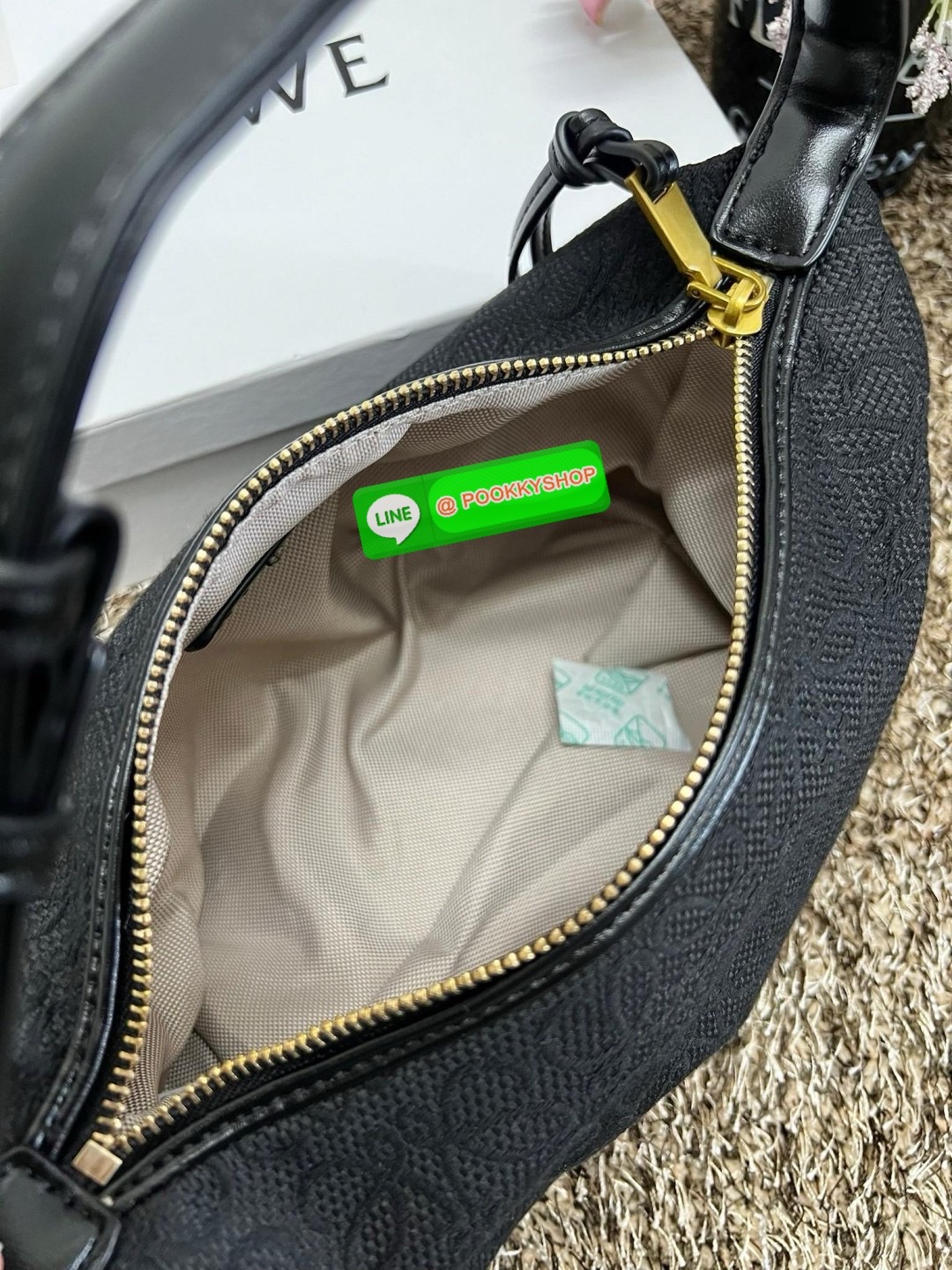 NEW IN!! สุดฮิตไปกับกระเป๋าสไตล์มินิมอล ที่ยังคงดูดีในทุกช่วงเวลา! LOEWE SMALL CUBI BAG((vip gift ตปท.)) พร้อมส่ง! ไม่เล็กตามชื่อนะคะ กับกระเป๋าหิ้วหรือคล้องไหล่ได้ วัสดุแจคกาดทอลายแบรนด์ทั้งใบประณีตสวยงาม หูหิ้วหนังแท้ค่ะ เปิด-ปิดกระเป๋าแบบซิป ภายในกว้าง