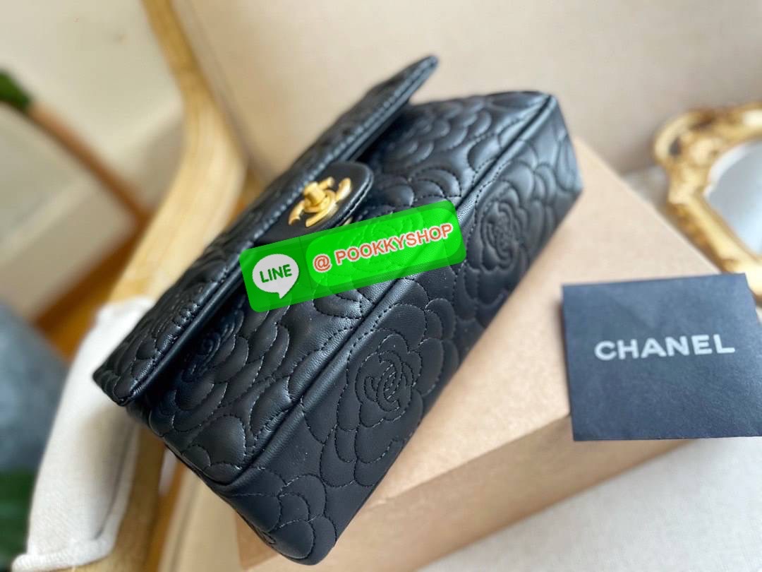 Chanel Camellia flap bag คุณภาพดีตามแบบฉบับของแบรนด์ ขนาดกำลังดี น้ำหนักเบา ด้านหน้ามีโลโก้แบรนด์อะไหล่ทอง มีช่องใส่บัตร ใส่ของจุกจิก เปิดปิดด้วยฝาปิดกระดุม ตัวจริงสวยมากๆถูกใจรีบจองนะคะ ราคาสุดคุ้ม จำนวนจำกัด หายากค่ะ!