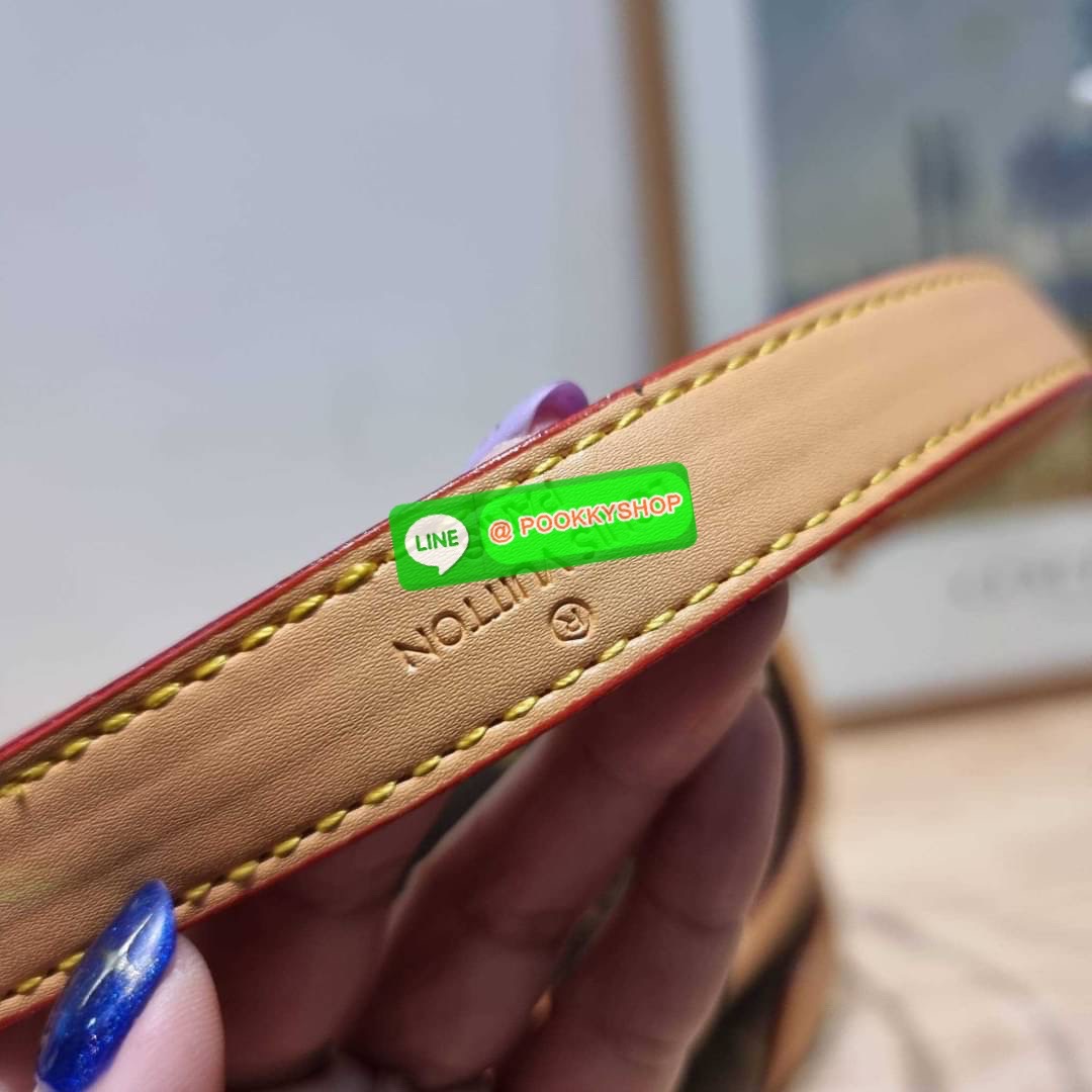 LV DIANE BAG 🔆 Details กระเป๋ามัลติฟังก์ชั่นสุดคุ้มจากเคาน์เตอร์ dutyfree ที่ดีไซน์ออกมาน่ารักน่าใช้มากๆ มีสายมาให้ถึง 2 แบบ สายหนังคล้องไหล่ได้ และสายสปอร์ตครอสบอดี้ได้ ปรับเปลี่ยนใช้ตามลุคแต่ละวันได้เลย