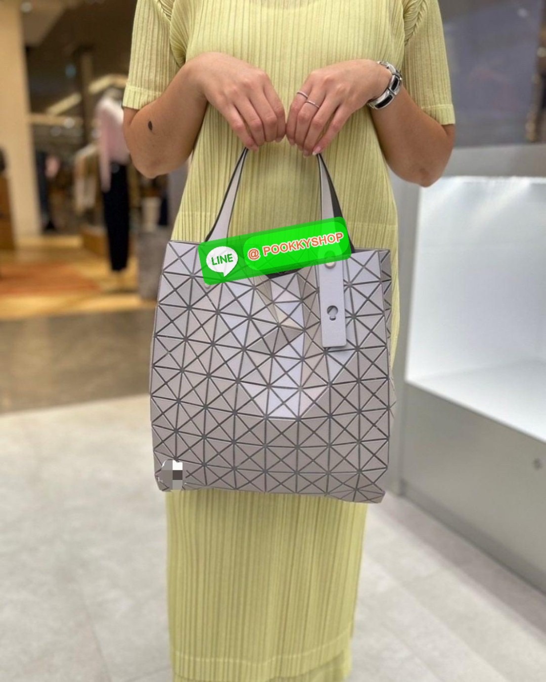 BAO BAO PRISM PLUS Handbag (Large) 🔖กระเป๋าถือจากแบรนด์ BAO BAO ISSEY MIYAKE ดีไซน์คลาสสิกทรงสี่เหลี่ยม มาพร้อมลวดลายสามเหลี่ยมที่มีมิติ 🔖วัสดุ: โพลีเอสเตอร์ ผสมหนัง 🔖 ปากกระเป๋าเปิด ซับในเป็นไนลอน มีช่องกระเป๋าด้านในและหูหิ้วกระเป