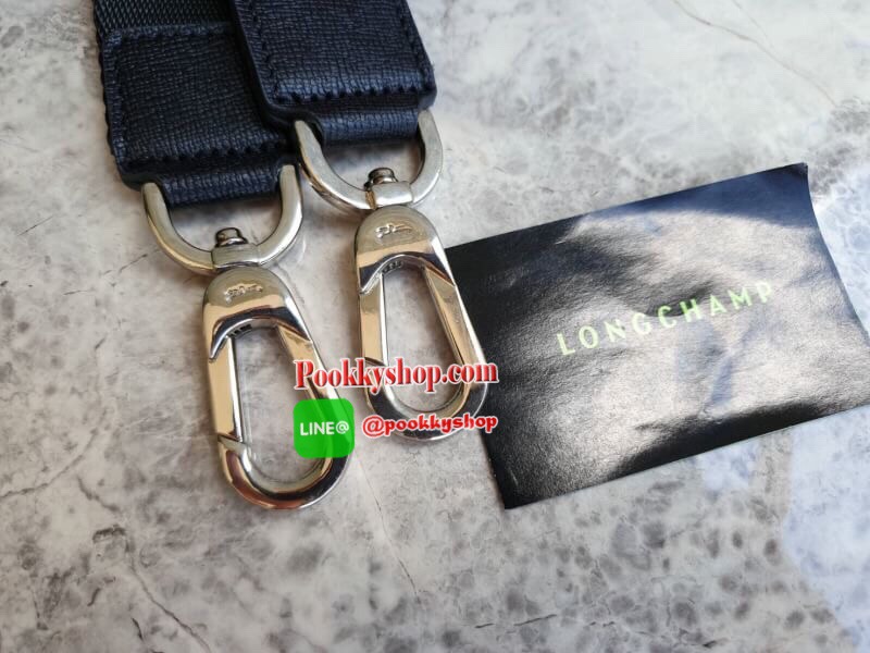 LE PLIAGE LGP TOP HANDLE BAG M รายละเอียด • วัสดุ: ผ้าใบ • อะไหล่: นิกเกิล • ตัวกระเป๋า: ผ้าใบโพลีอะไมด์เคลือบด้านใน • ตกแต่ง: หนังวัว รายละเอียดภายนอก • การปิด: ซิปและกระดุมสแน๊ป • สายสะพาย: ถอดออกได้ • ช่อง: 1 รายละเอียดภายใน • ช่องใส่ของ: 1 • จุของได้เ