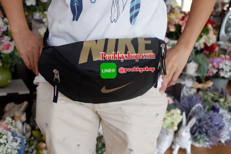 Brand : Nike กระเป๋าคาดเอว สะพายข้างใบใหญ่ เก็บของได้เยอะ ภายนอกมี2 ซิป ภายใน มีซิปเล็กไว้เก็บของ สายสะพายปรับได้ ใส่ได้ทั้งผู้หญิง และ ผู้ชาย