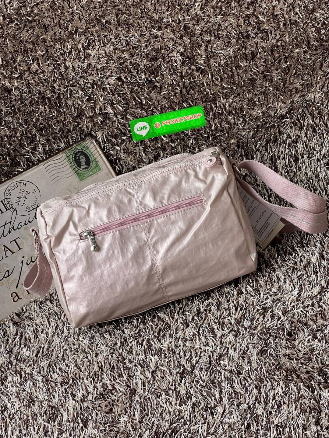 💕Kipling Silen Crossbody Bag กระเป๋าสะพายไหล่ช่วยเพิ่มความโมเดิร์นไม่ตกเทรนด์ให้กับลุคตามสไตล์การแต่งกายของคุณมากขึ้น มีน้ำหนักเบา พกพาไปไหนมาไหนได้สะดวก ใส่สิ่งของได้ครบครันโดยไม่ต้องกังวล นอกจากนี้ ยังมีสายสะพายที่ปรับระดับได้ มีช่องใส่ของเพิ่มเ