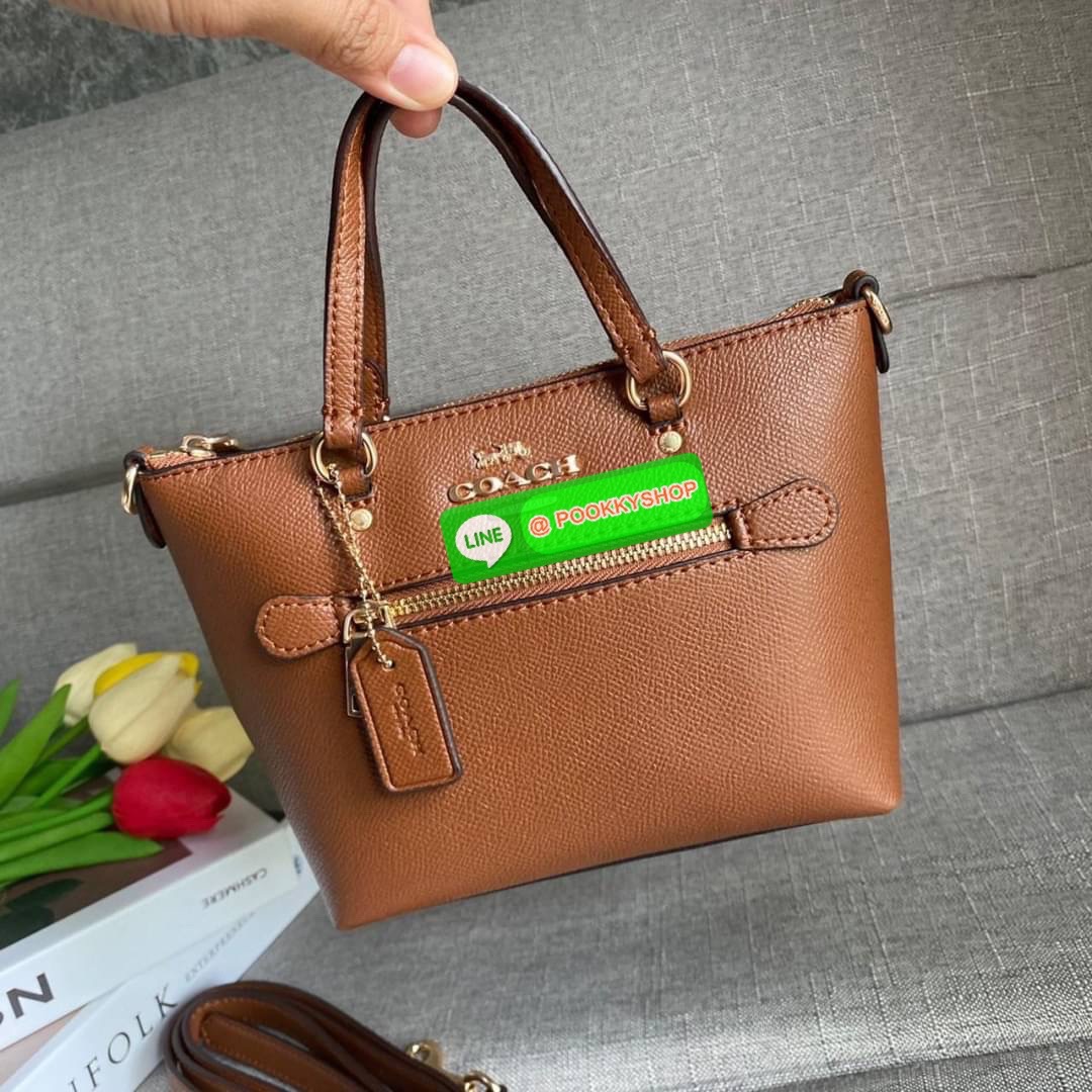 Coach Mini Gallery Crossbody With Stripe Heart Print (coach ca793) กระเป๋าสะพายข้าง เทรนรุ่นเล็กมาแรงวัสดุหนังแท้ทั้งใบ เปิดปิดด้วยซิป มีช่องใส่บัตรเครดิต 2 ช่อง ซับในผ้า สายสะพายถอดได้ สามารถสะพายข้างหรือสะพายไหล่ได้