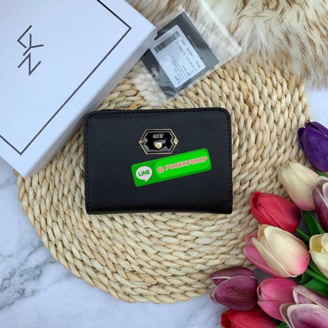 Lyn Wallet กระเป๋าตังLYN ขนาดใบกลาง ด้านหน้าติดโลโก้แบรนด์ ด้านในมีช่องใส่บัตร8ช่อง ช่องใส่ธนบัตรและช่องซิบแยกใส่เหรียญ ตัวจับซิบปั๊มแบรนด์ ใครกำลังมองหากระเป๋าสตางค์สีเรียบๆชิคๆแนะนำค่ะ