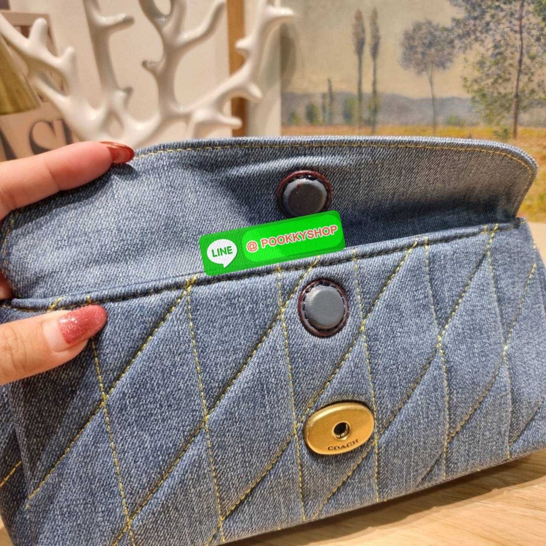 COACH CR704 TABBY SHOULDER BAG 26 WITH QUILTING 🔆 Details ไอเท็มใหม่ ตัวแม่แบบฉ่ำ สวยทำถึง! ต้อนรับซัมเมอร์ให้โดดเด่นกว่าใคร กับกระเป๋าสะพายไหล่ดีไซน์หรูหรา มีดีเทลสวยงามด้วยการเดินด้ายลวดลายตัดกับกระเป๋า เปิด-ปิดด้วยอะไหล่แบบกระดุม ภายในมีช่องเยอ