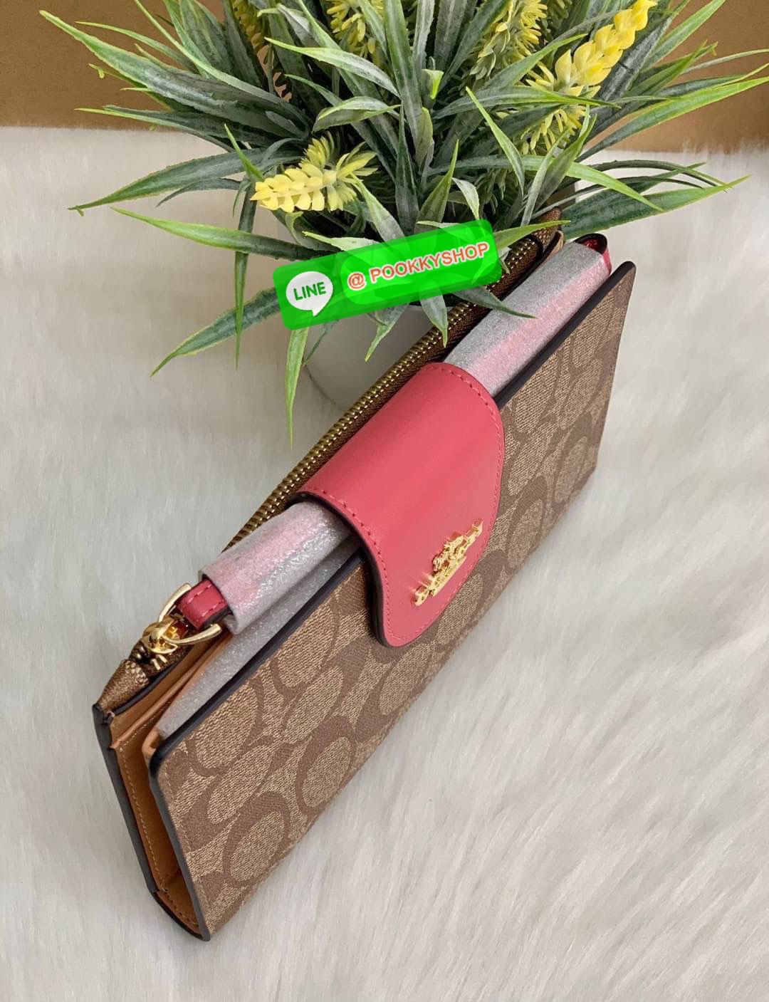 COACH TECH WALLET IN COLORBLOCK SIGNATURE ((C2874)) ✔️กระเป๋าเงินใบยาว หนังแท้ พร้อมสายคล้องมือในตัวค่ะ ✔️เปิดปิดด้านหน้าแบบฝากระดุม ภายในมีช่องใส่ธนบัตร2ช่อง ;สามารถใส่มือถือ iphone 10 xs max ได้เลยค่ะ ✔️มีช่องเสียบธนบัตร7ช่อง;พร้อมช