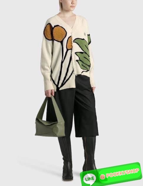 💕Loewe Puzzle Hobo bag กระเป๋ารุ่น Puzzle มีความพิเศษในหลายด้าน ไม่ว่าจะเป็นรูปทรงที่แปลกใหม่ มินิมอลด้วยโลโก้อนาแกรมแบบประทับ ดูหรู เป็นกระเป๋า Unisex ที่ไม่ว่าคุณจะเป็นผู้หญิงหรือผู้ชายก็ใช้งานได้ ลายกระเป๋าได้มาจากการนำหนังมาเย็บต่อกันทั้งหมด ถ