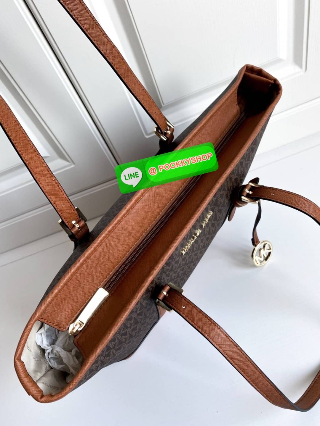 NEW ARRIVALS !! MICHEAL KORS TOTE BAG ของแท้ กระเป๋าสะพายทรง SHOPPING BAG หนัง PVC สวยหรูอยู่ทรง ด้านหน้าประดับโลโก้สีทองสวยหรูพร้อมห้อยพวงกุญแจ MK ภายในปิดเปิดด้วยซิปยาว มีช่องซิปและช่องเล็ก ซับในอย่างดีสกรีน กว้างและจุของได้เยอะมากค่ะ ใส่ ipad กระเป๋าสต