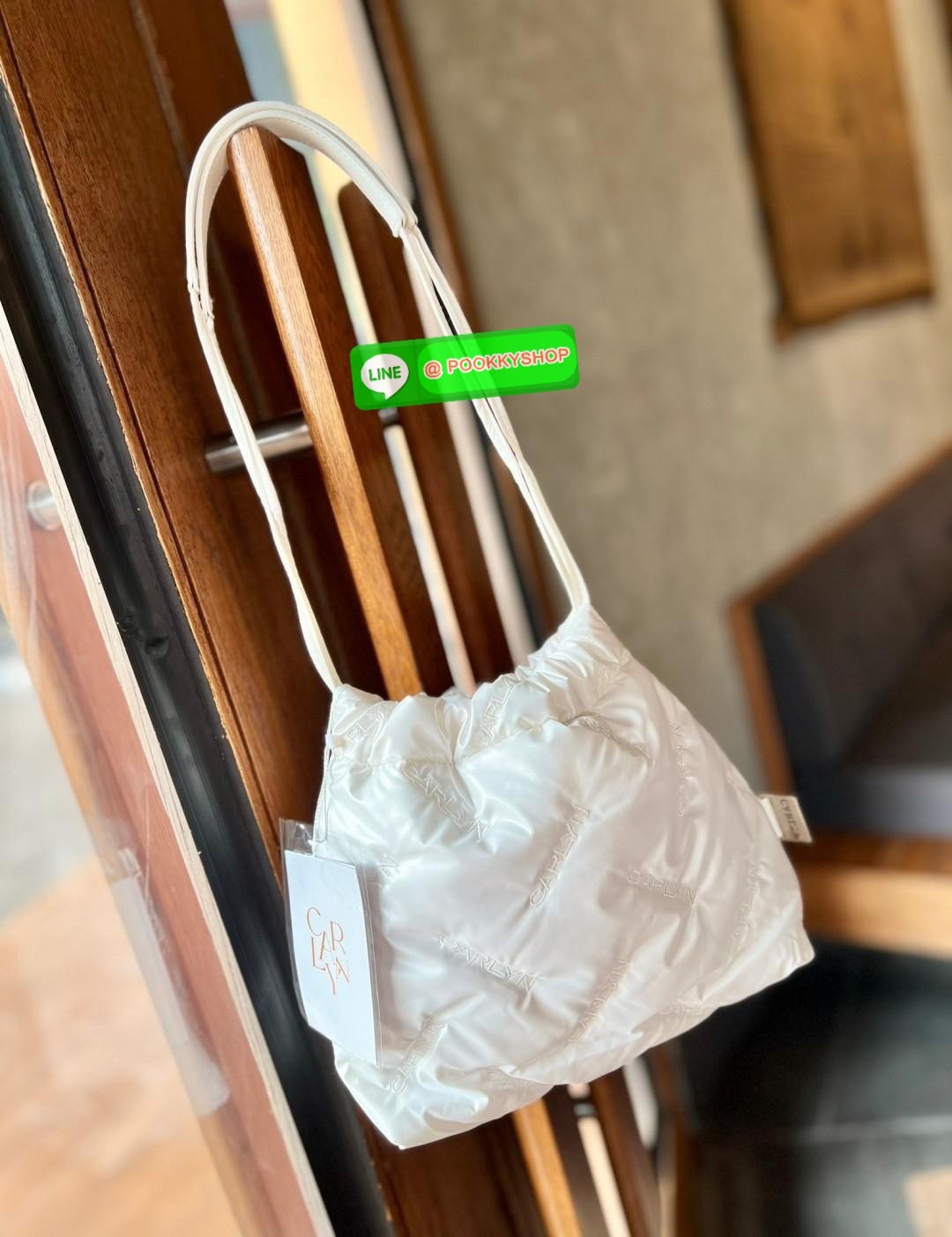 CARLYN TWEE MINI BAG #ไม่มินิตามชื่อจ้าา😘 💌พร้อมส่ง!สวยฉ่ำๆทุกสี ไม่มีไม่ได้แล้วจ้าา📌 ✔️กระเป๋าวัสดุไนล่อนอย่างดี นิ่มฟู ปักลายแบรนด์อันเป็นสัญลักษณ์ของรุ่นทั้งใบสวยงามค่ะ