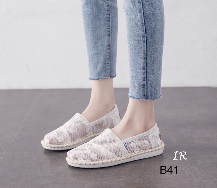 แบบขายดี!!! พร้อมส่ง สินค้านำเข้า เสริมความเก๋ให้ลุคส์ขอบคุณ ด้วยผ้าใบลูกไม้นิ่มลายดอกให้ลุคมอนิมอลสุดชิค พื้นเชือกปอนวมนิ่ม ส้นกันลื่น สายคาเฟ่จ้องจัดเลยนะคะ รุ่นนี้ดีงามจ้า