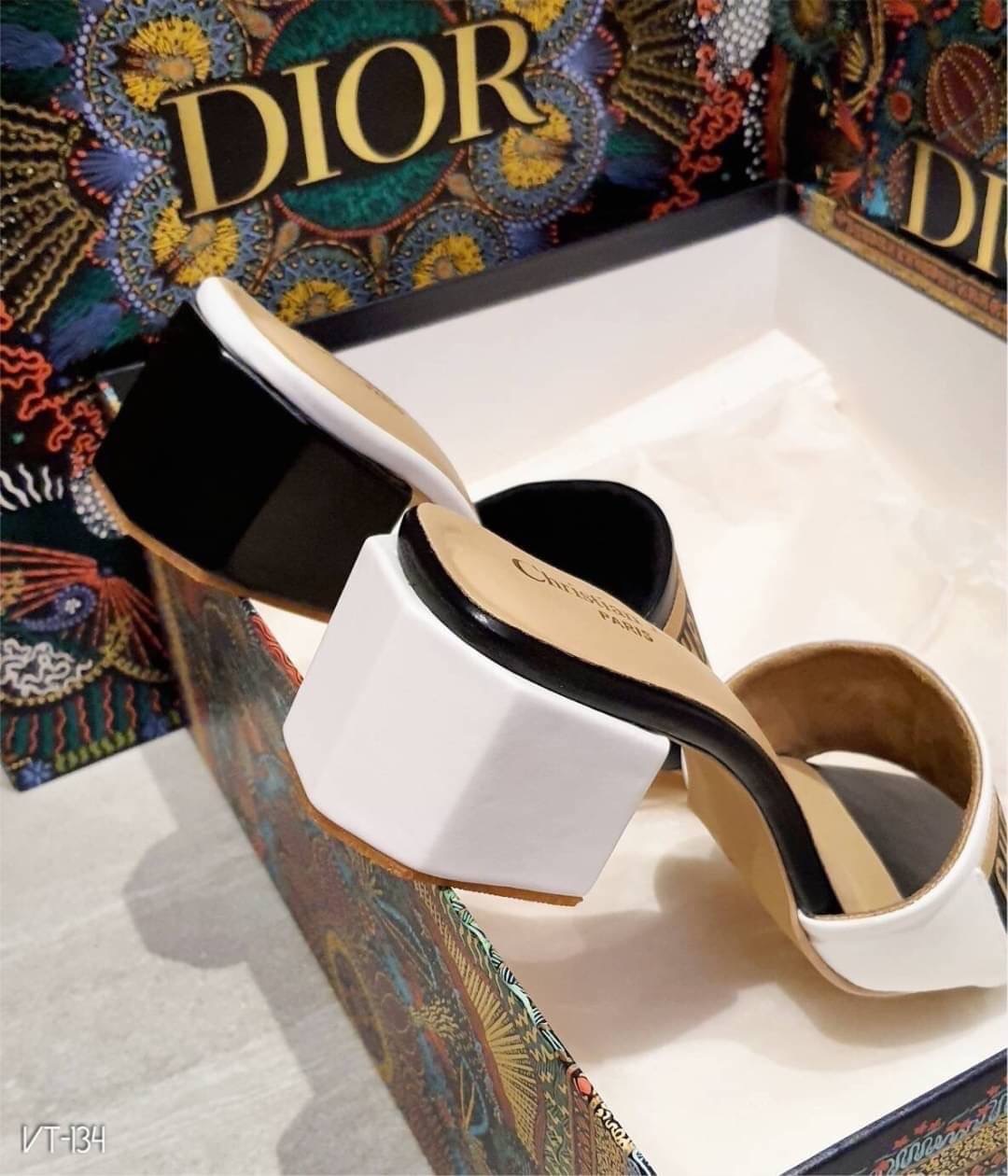 งานเข้าใหม่จร้า เพิ่งเข้าจร้า ตัวใหม่ล่าสุด สวมลำลอง Dior หนังสวยคาดผ้าดิออ ซับหลังเท้านุ่ม ใส่ง่ายเดินสบาย ส้นเกร๋ พื้นปั้มแบรนด์ สูง 2นิ้ว