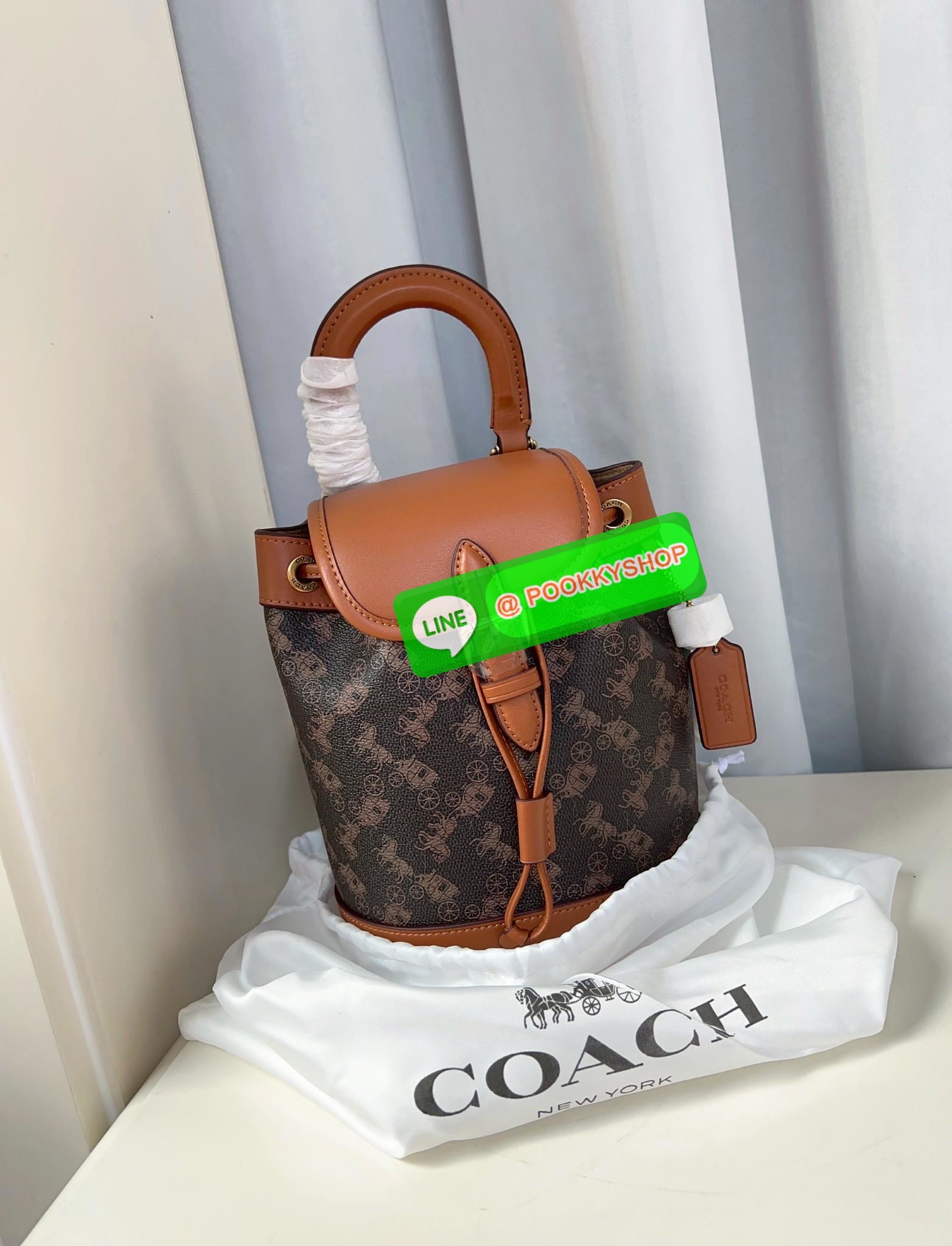 NEW ARRIVAL! **สินค้าเข้าใหม่** COACH HARPER BACKPACK WITH HORSE AND CARRIAGE PRINT ((CAM31)) 🔖พร้อมส่งใหม่ล่าสุด! กระเป๋าสะพายมีหูหจับด้านบน ที่สามารถพกพาไปไหนมาไหนได้ตลอดเวลา หนังแท้อย่างดีนิ่มสวย((หนังไม่แข็งทื่อนะคะ))ตัวกระเป๋าปริ้นท์ลายรถม้าอ