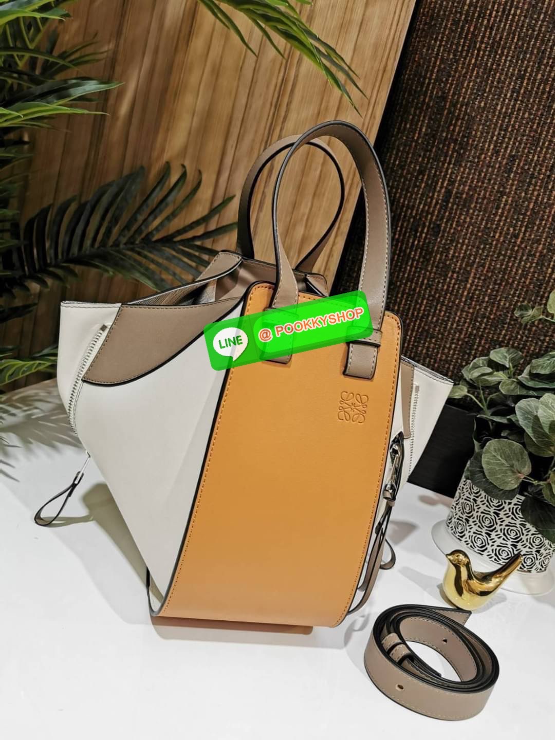 ✴️ห้ามพลาด!✴️LOEWE HANDLE & SHOULDER BAG VIP GIFT WITH PURCHASE (GWP) กระเป๋าถือหรือสะพายหนังแท้พรีเมี่ยมกิ๊ฟ Limited จาก LOEWE PERFUME DUTYFREE รุ่น Rare items สุดๆวัสดุหนังแท้ Calfskin หนังสวยดีไซน์มีเอกลักษณ์ ใบใหญ่กำลังดี น้ำหนักเบา ด้าน